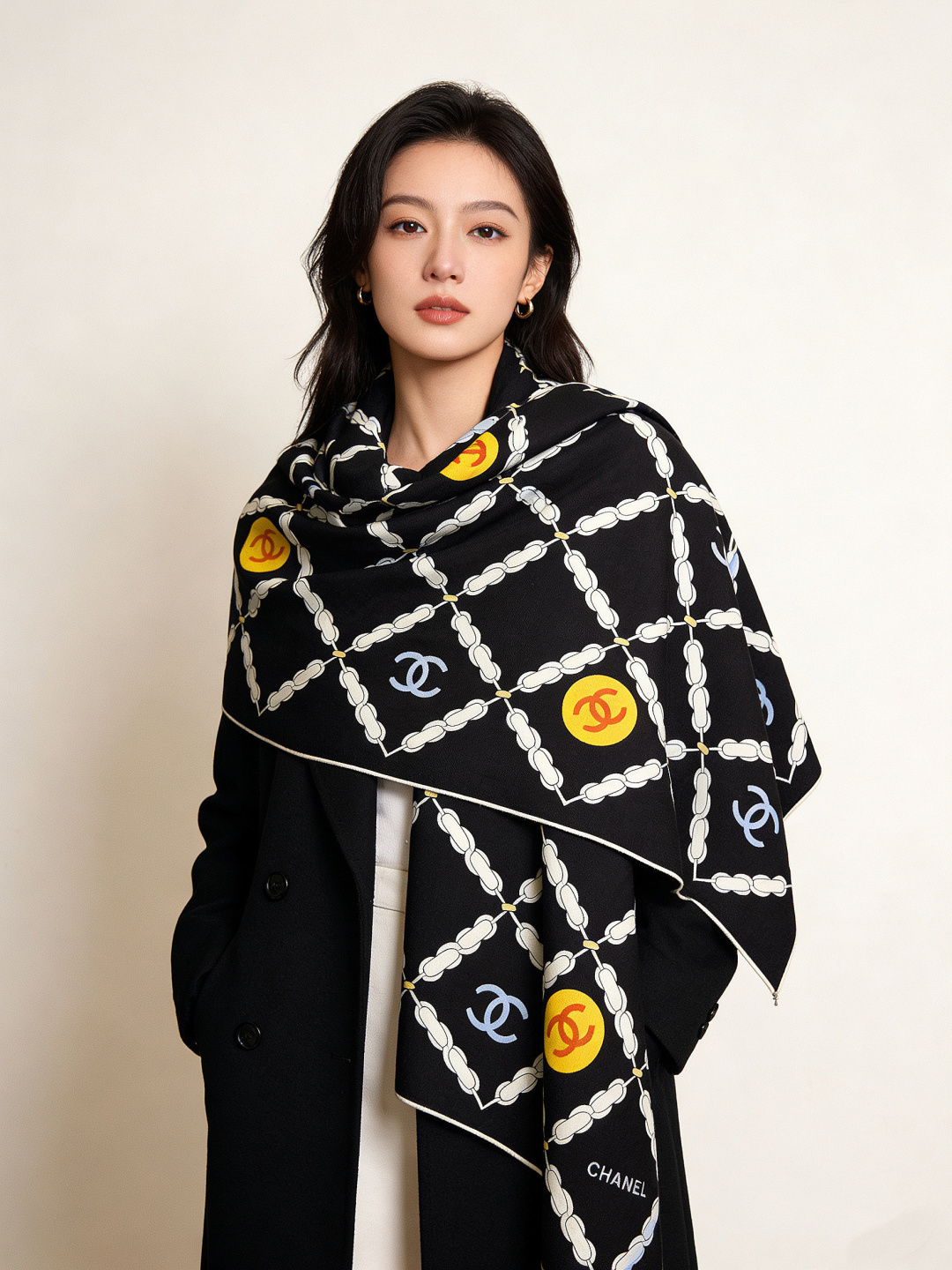 高级成衣系列～Chanel 【140双面同色丝绒披肩】此系列谱写一曲自由轻灵的赞歌本系列作品创新演绎品牌