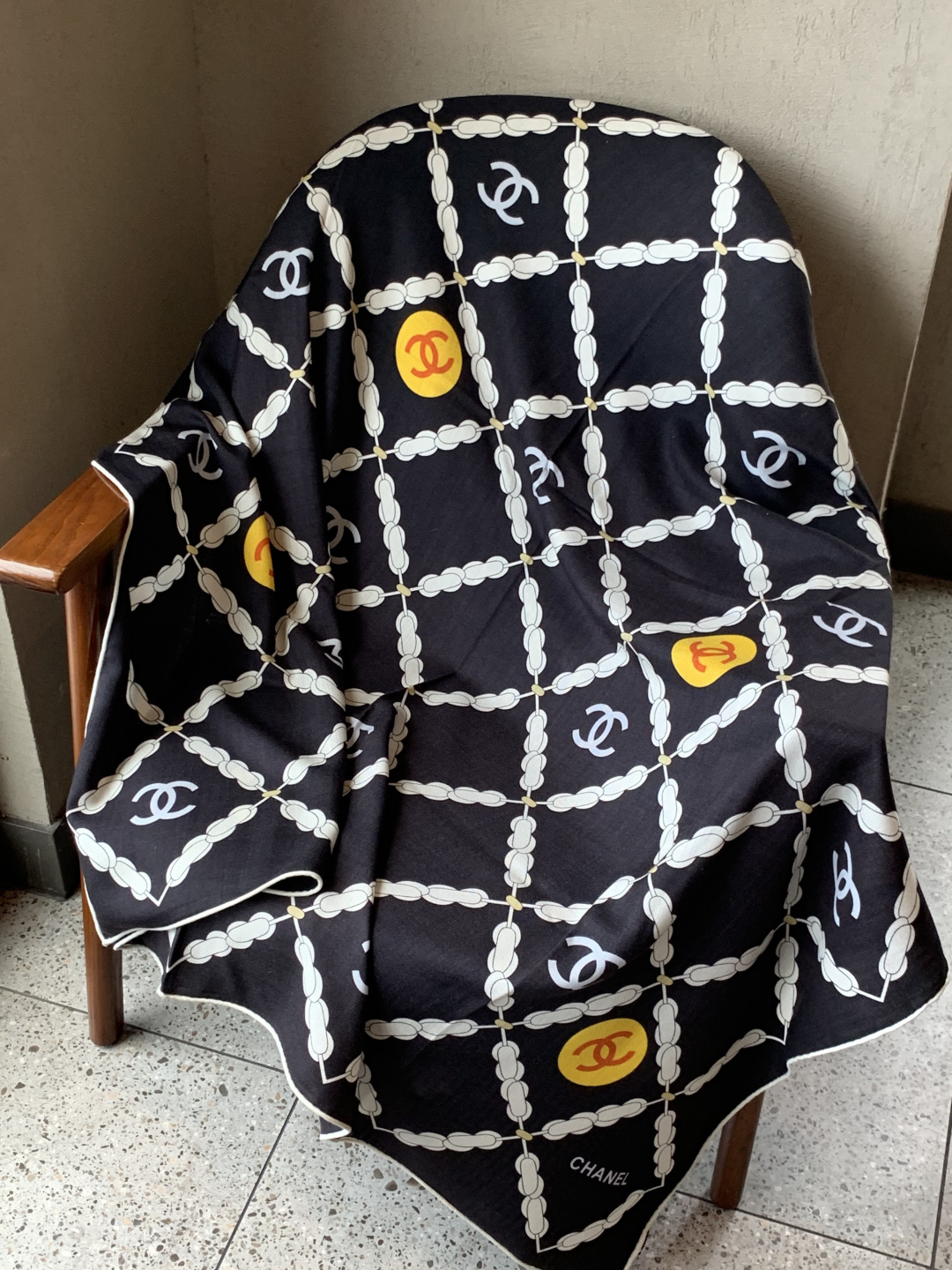 高级成衣系列～Chanel 【140双面同色丝绒披肩】此系列谱写一曲自由轻灵的赞歌本系列作品创新演绎品牌