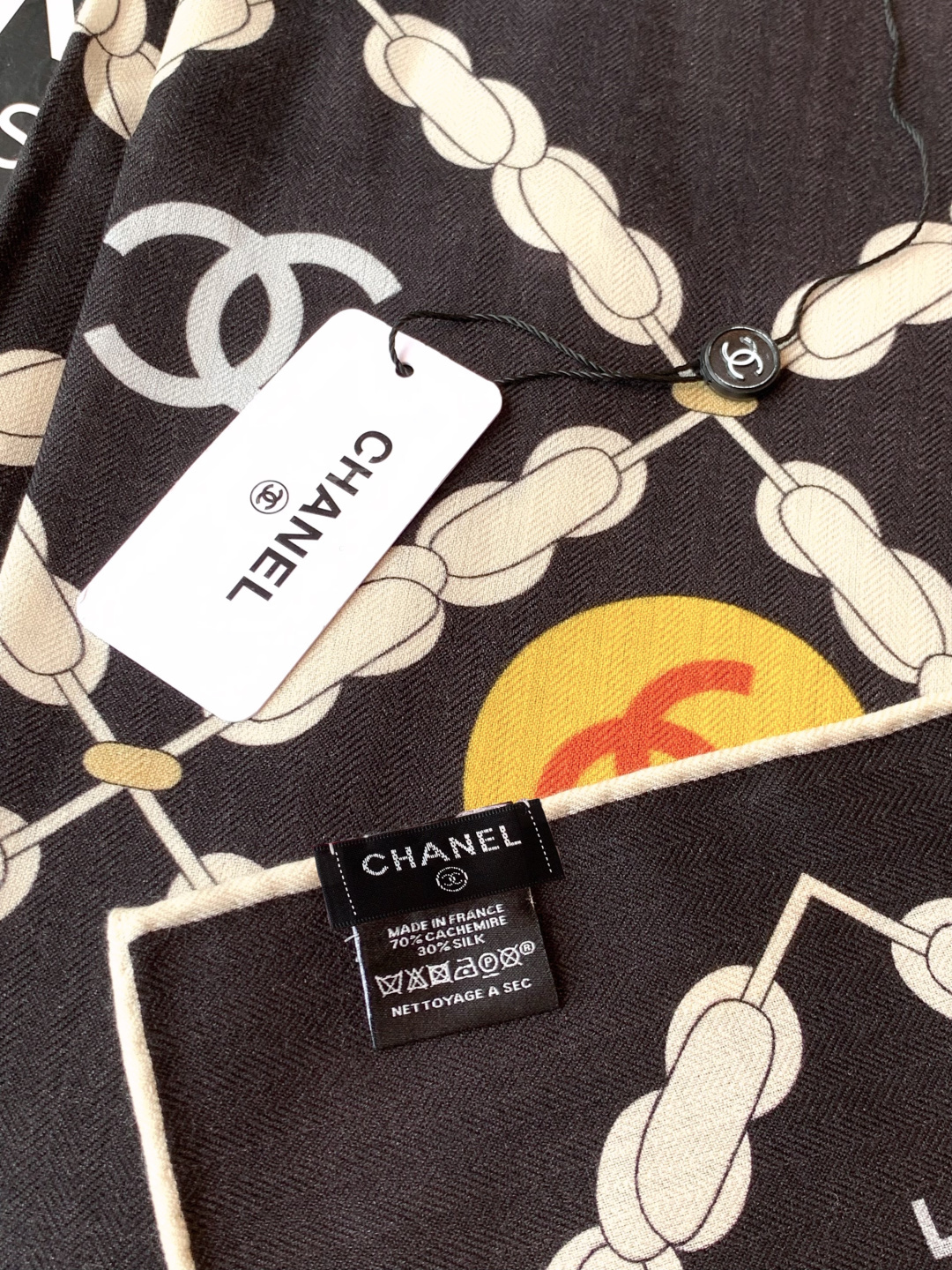 高级成衣系列～Chanel 【140双面同色丝绒披肩】此系列谱写一曲自由轻灵的赞歌本系列作品创新演绎品牌