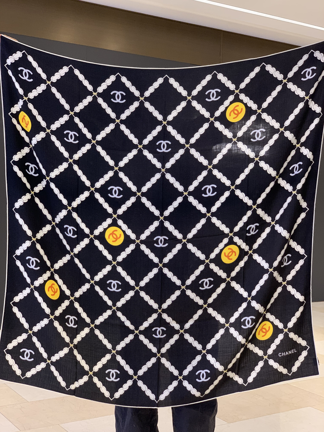 高级成衣系列～Chanel 【140双面同色丝绒披肩】此系列谱写一曲自由轻灵的赞歌本系列作品创新演绎品牌