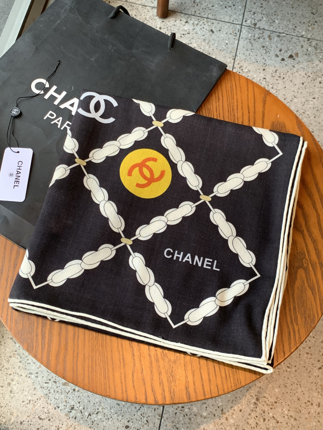 高级成衣系列～Chanel 【140双面同色丝绒披肩】此系列谱写一曲自由轻灵的赞歌本系列作品创新演绎品牌