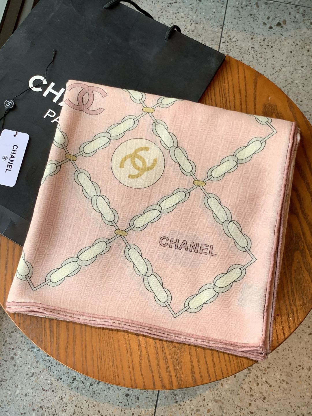 高级成衣系列～Chanel 【140双面同色丝绒披肩】此系列谱写一曲自由轻灵的赞歌本系列作品创新演绎品牌