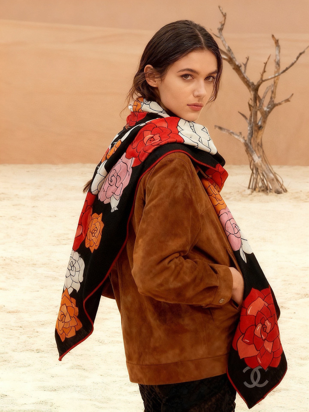 香奈儿上新❤️【Chanel】 经典茶花优雅Coco风，Chanel最新丝绒大方巾~气质到骨子里，香奶奶