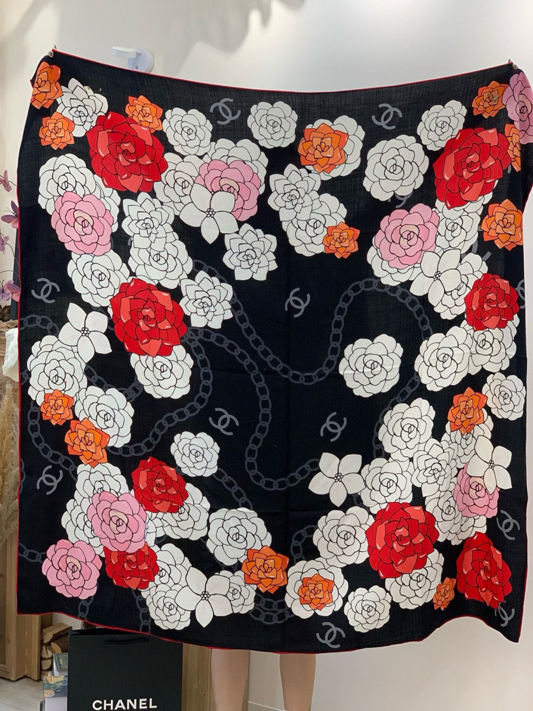 香奈儿上新❤️【Chanel】 经典茶花优雅Coco风，Chanel最新丝绒大方巾~气质到骨子里，香奶奶