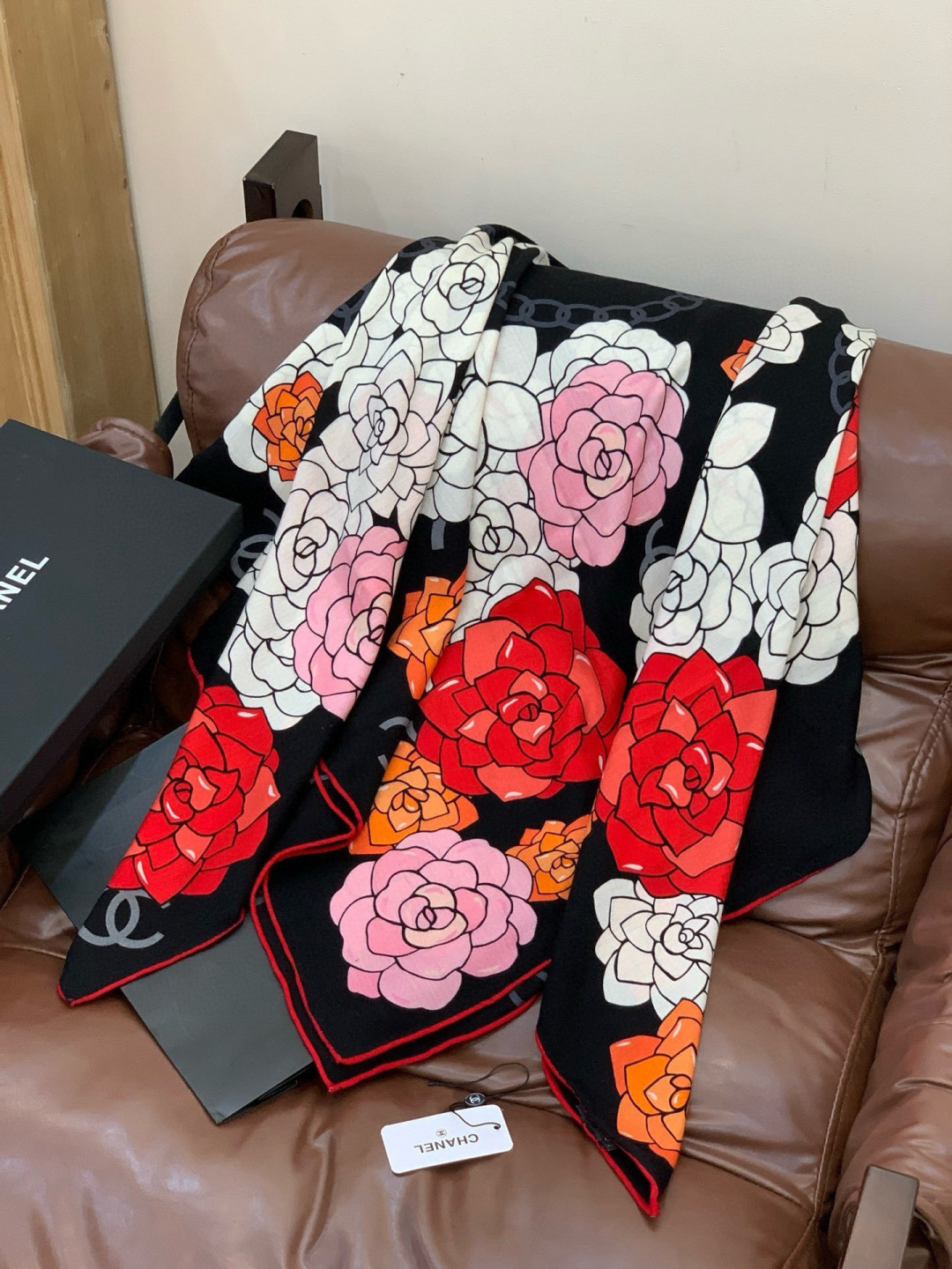 香奈儿上新❤️【Chanel】 经典茶花优雅Coco风，Chanel最新丝绒大方巾~气质到骨子里，香奶奶
