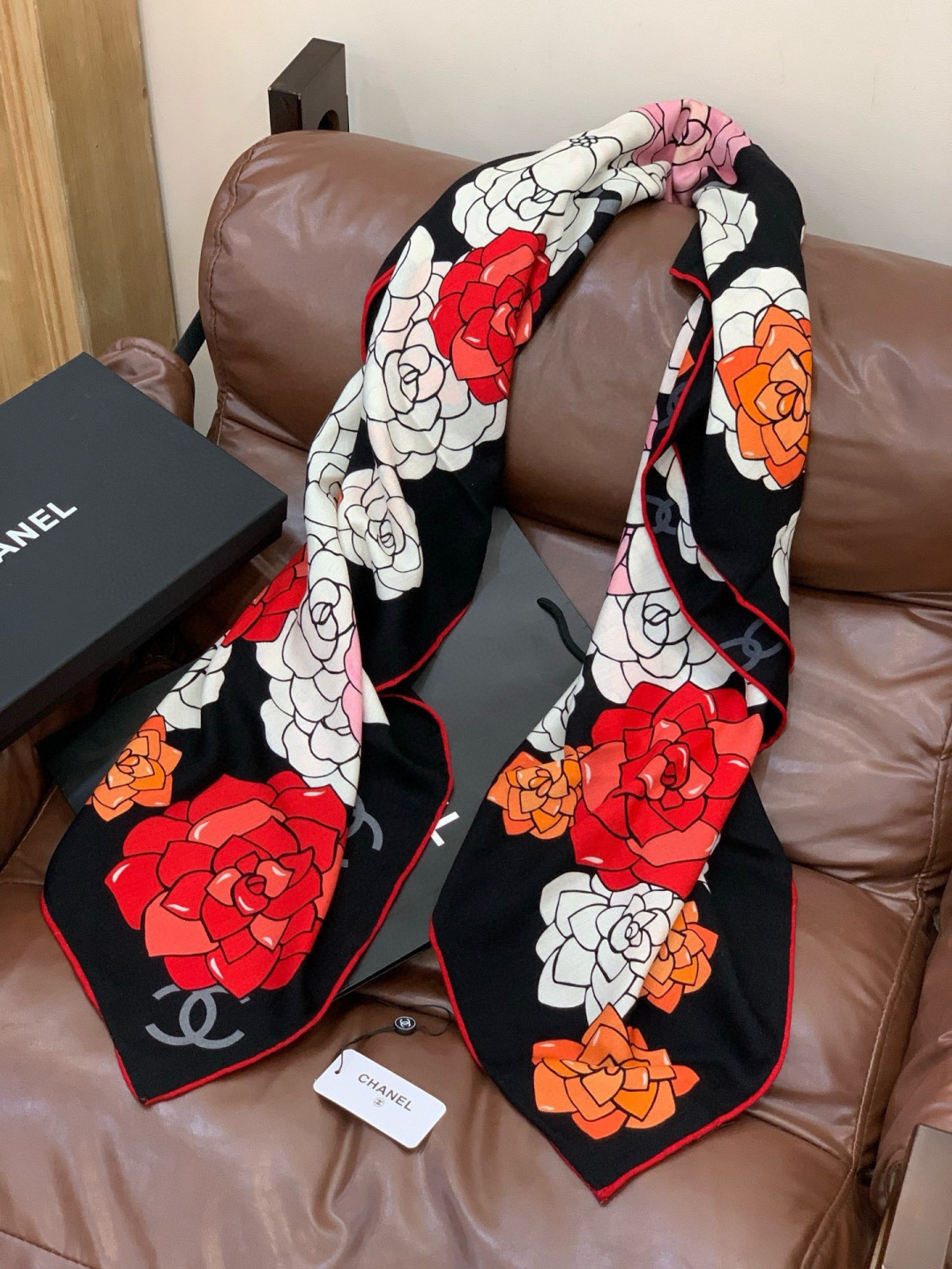 香奈儿上新❤️【Chanel】 经典茶花优雅Coco风，Chanel最新丝绒大方巾~气质到骨子里，香奶奶