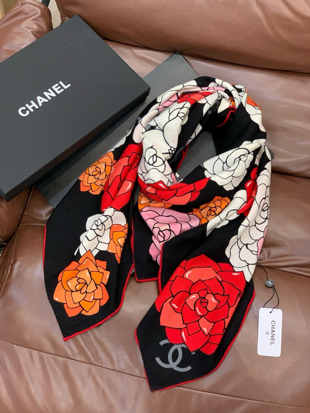 香奈儿上新❤️【Chanel】 经典茶花优雅Coco风，Chanel最新丝绒大方巾~气质到骨子里，香奶奶