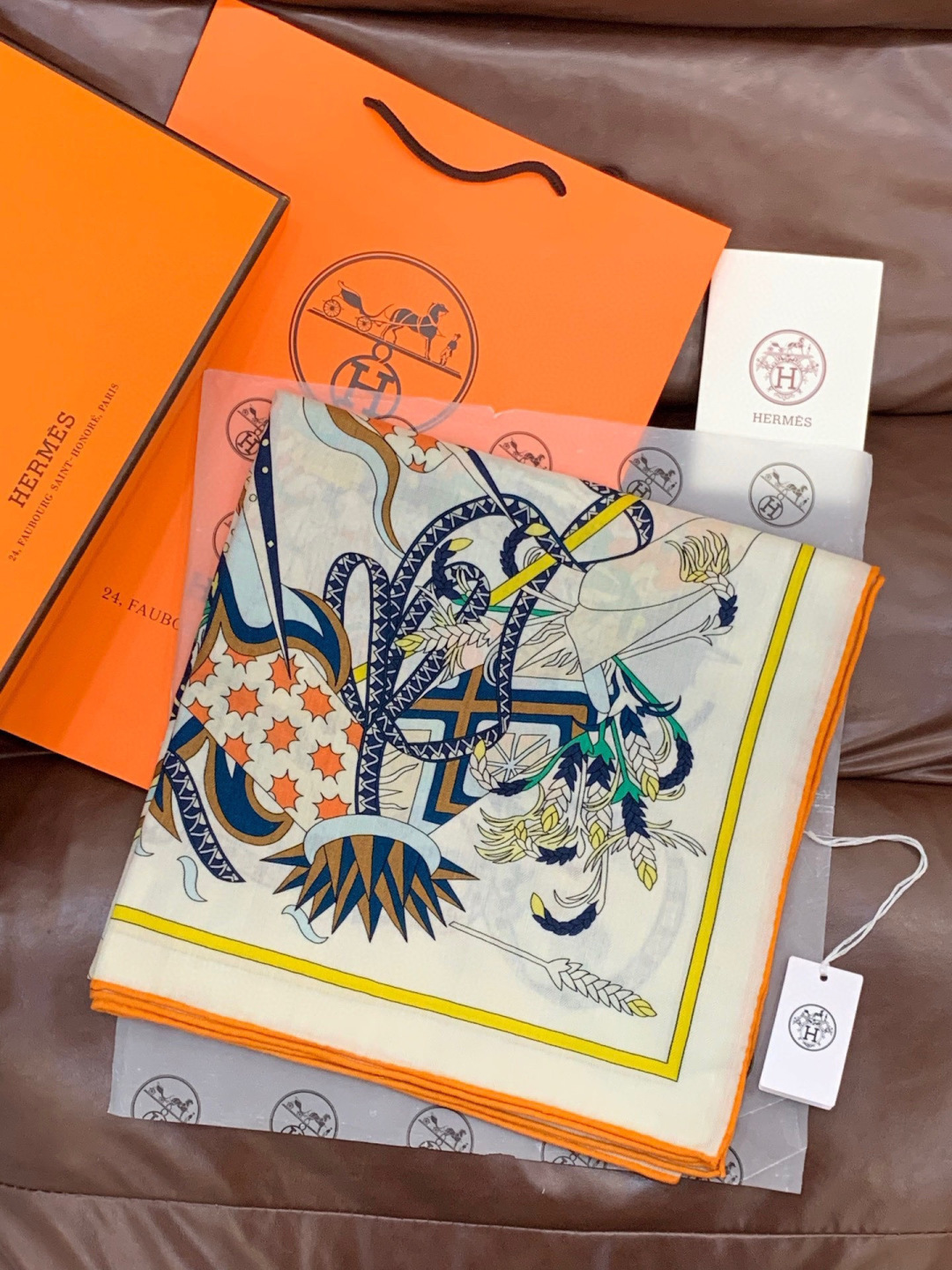 新款爱马仕四季之王的加冕140*140cm，双面同色印花，高端的重磅丝羊绒面料，正反两面效果一样，70%