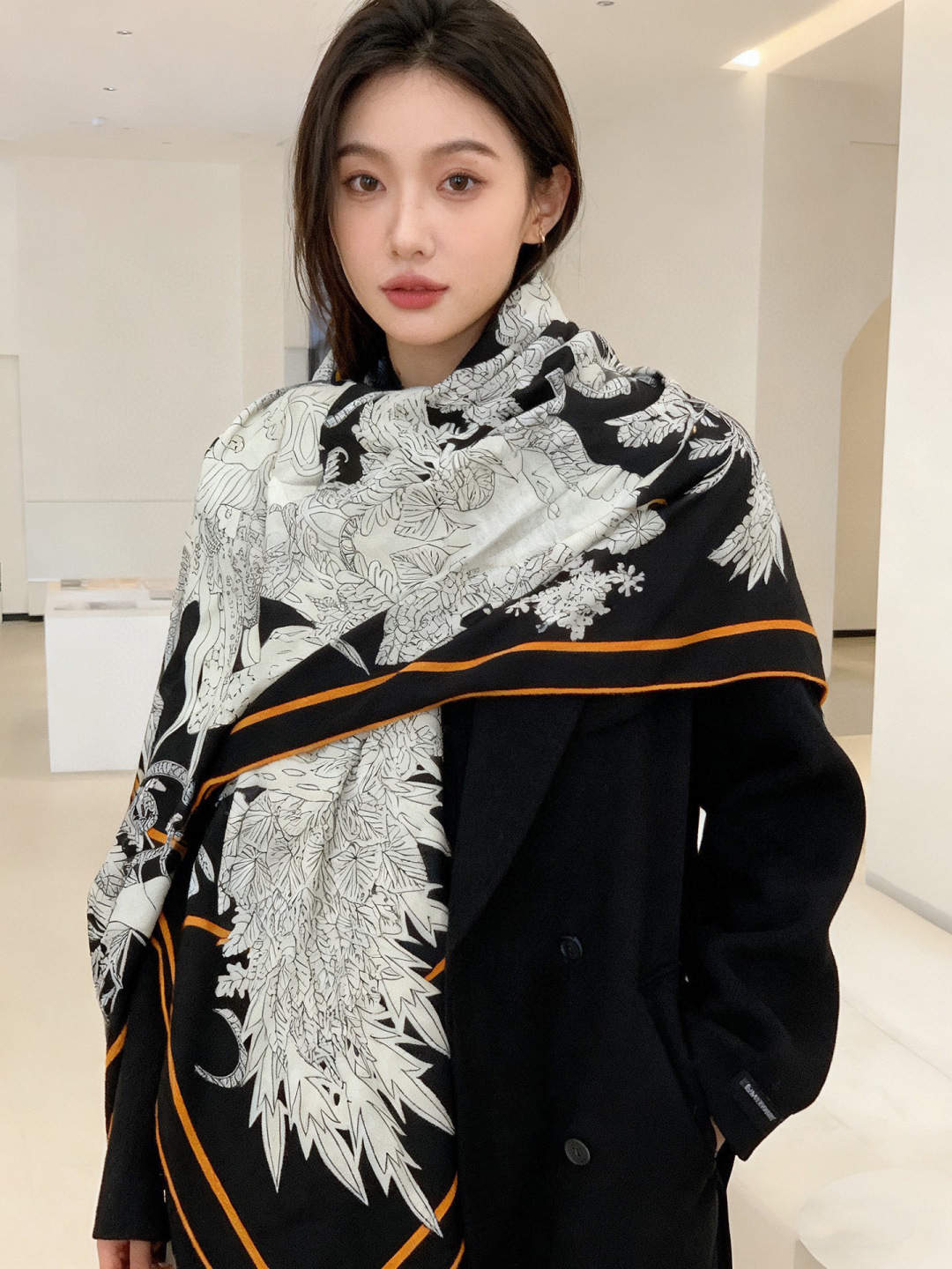 新款爱马仕四季之王的加冕140*140cm，双面同色印花，高端的重磅丝羊绒面料，正反两面效果一样，70%