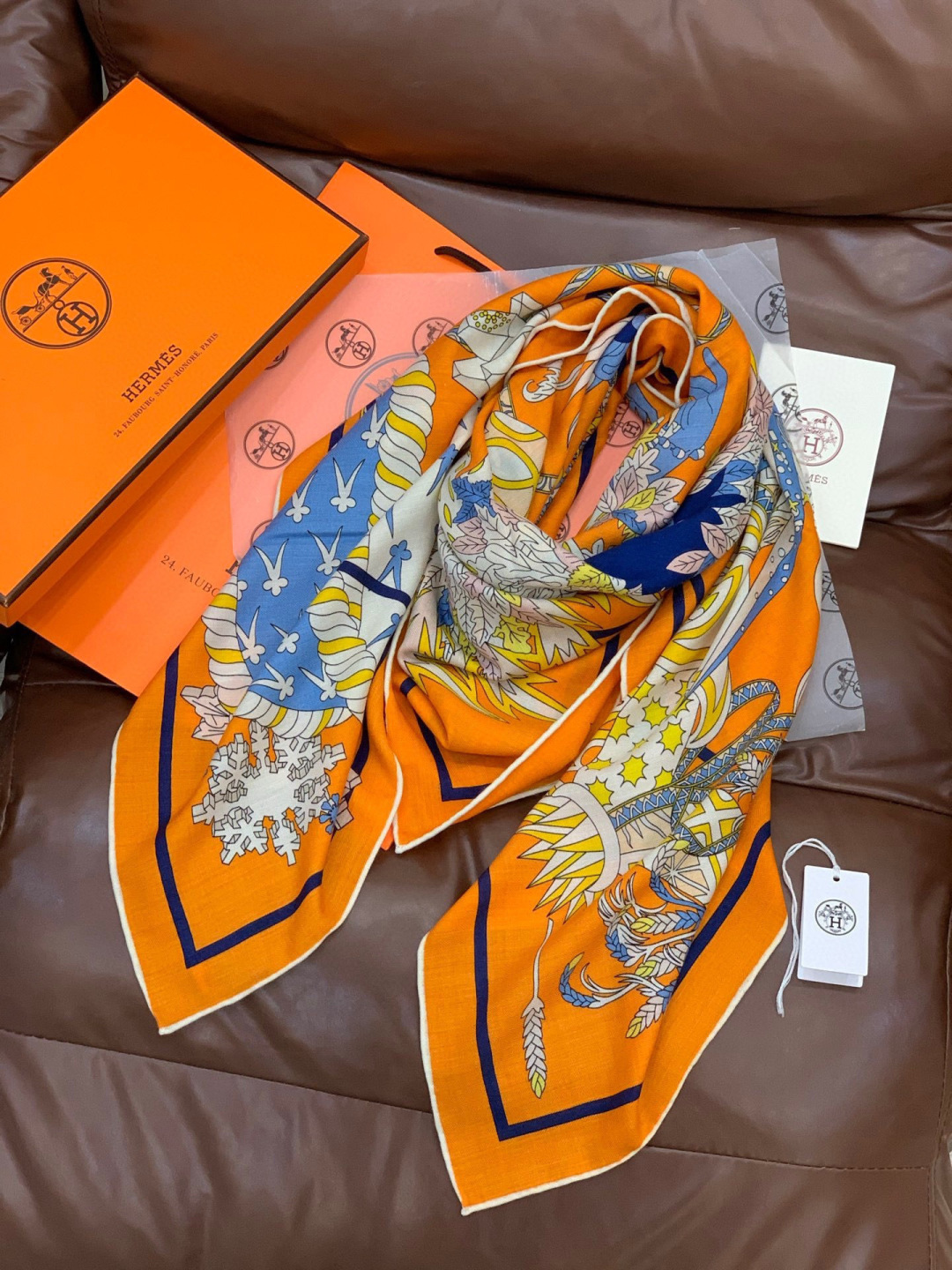 新款爱马仕四季之王的加冕140*140cm，双面同色印花，高端的重磅丝羊绒面料，正反两面效果一样，70%