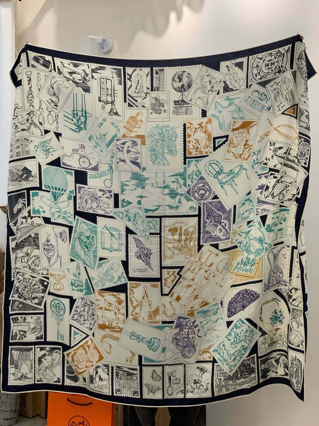 💟抢先 上新💞【双面同色丝绒绒方巾】手工卷边山羊绒和真丝混纺披肩（70%山羊绒，30%桑蚕丝）这款披肩采