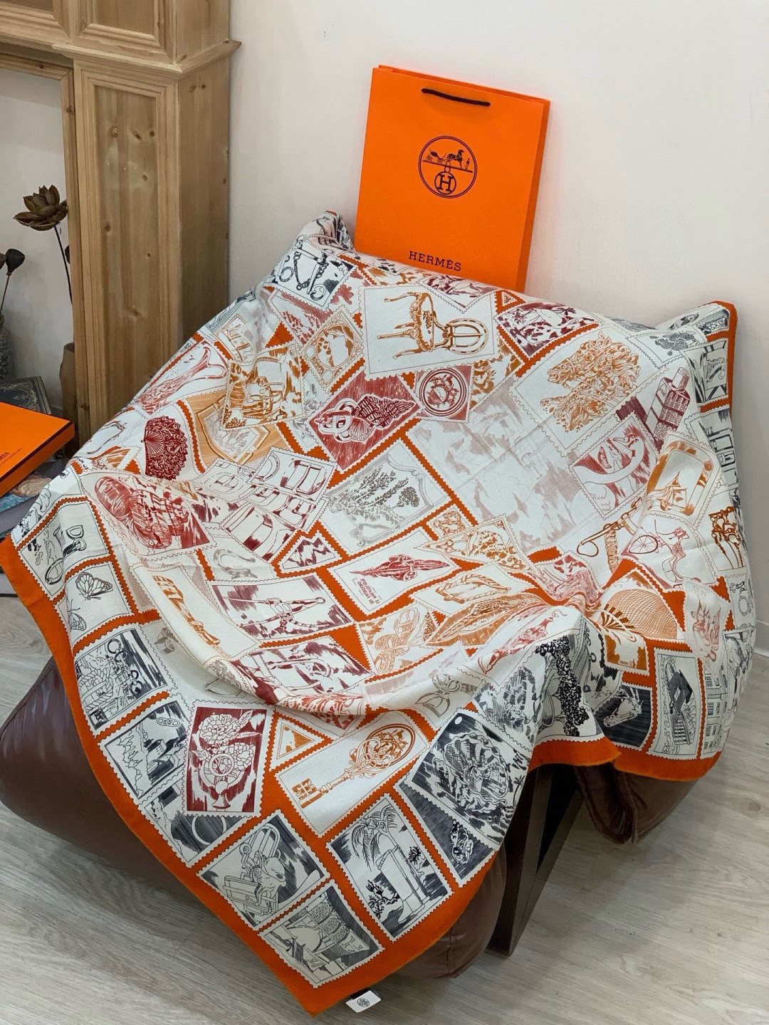 💟抢先 上新💞【双面同色丝绒绒方巾】手工卷边山羊绒和真丝混纺披肩（70%山羊绒，30%桑蚕丝）这款披肩采