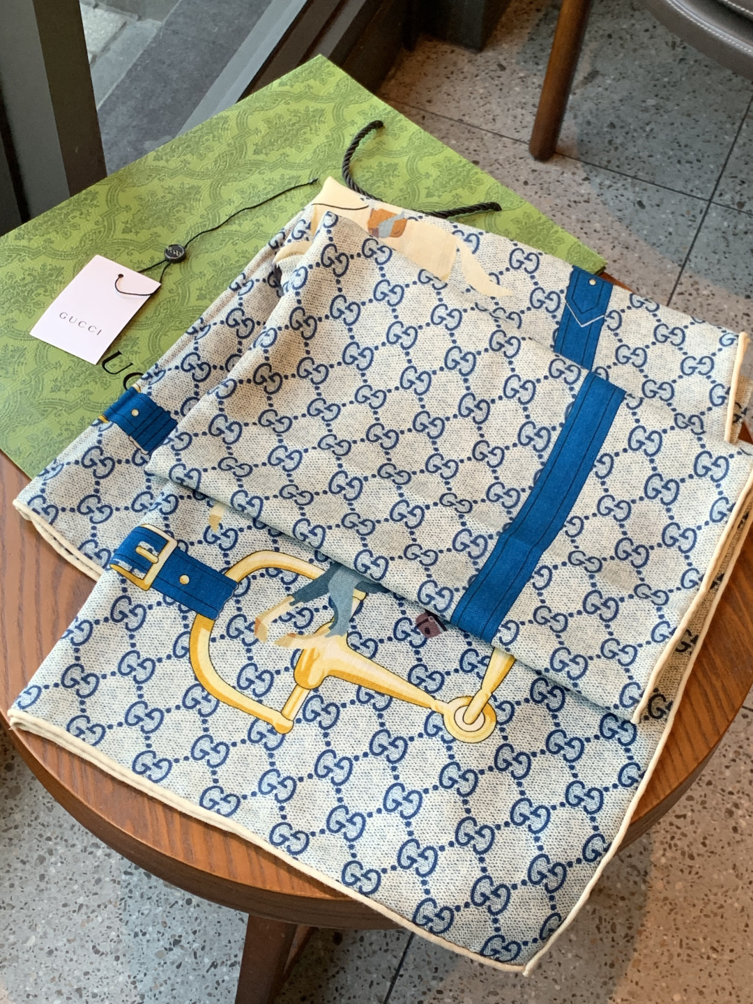 💟Gucci~140双面丝绒披肩马鞍细节和骑马图案以精致色调匠心呈献，意在向品牌与马术世界的深厚渊源致敬