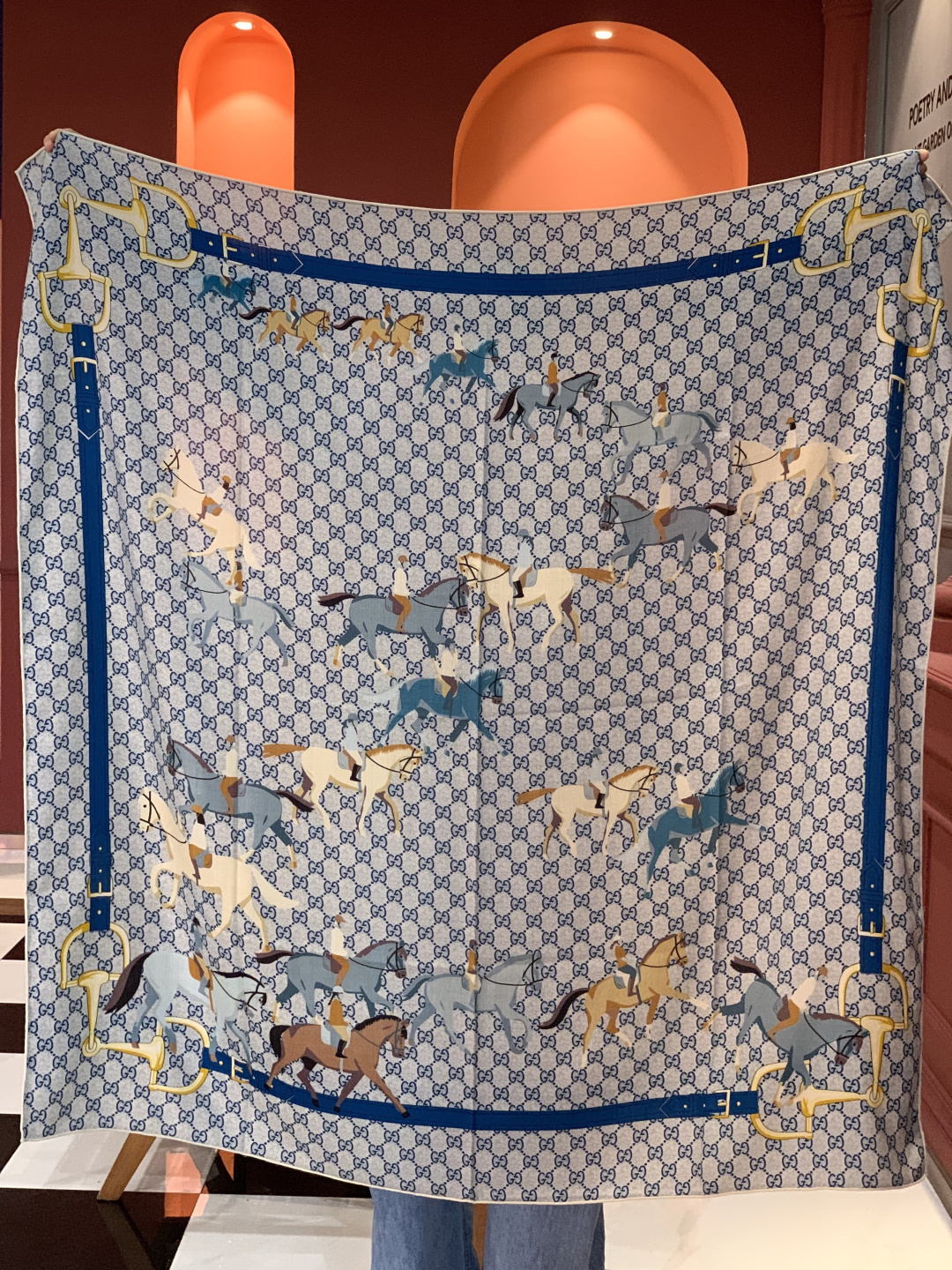 💟Gucci~140双面丝绒披肩马鞍细节和骑马图案以精致色调匠心呈献，意在向品牌与马术世界的深厚渊源致敬