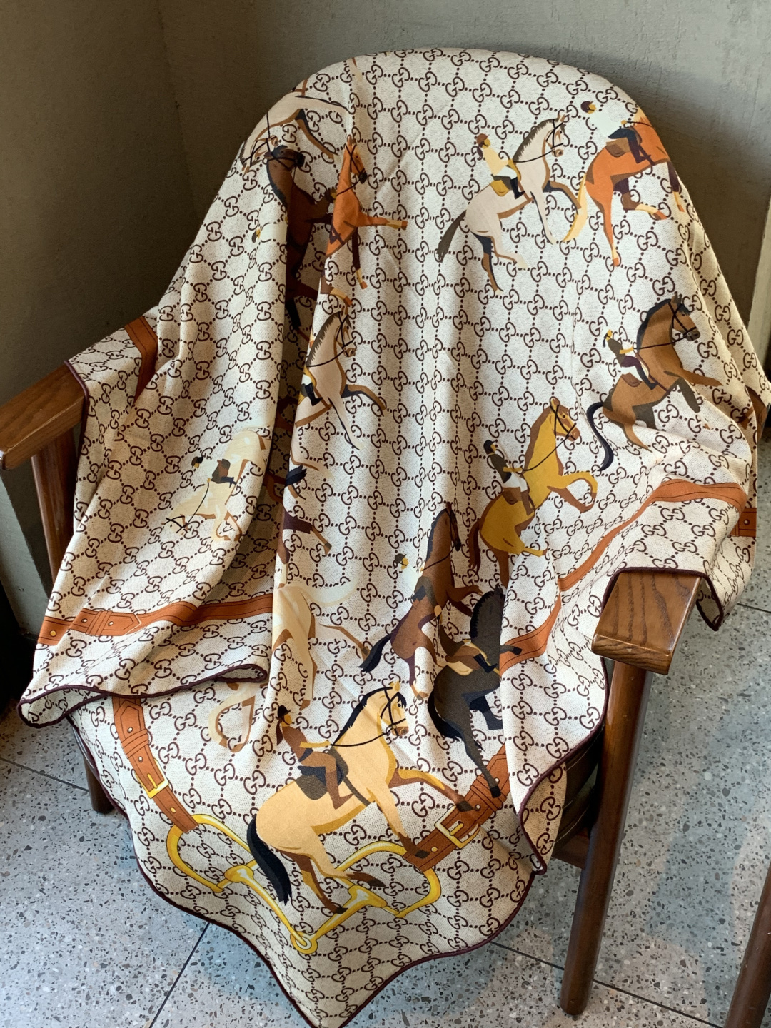 💟Gucci~140双面丝绒披肩马鞍细节和骑马图案以精致色调匠心呈献，意在向品牌与马术世界的深厚渊源致敬