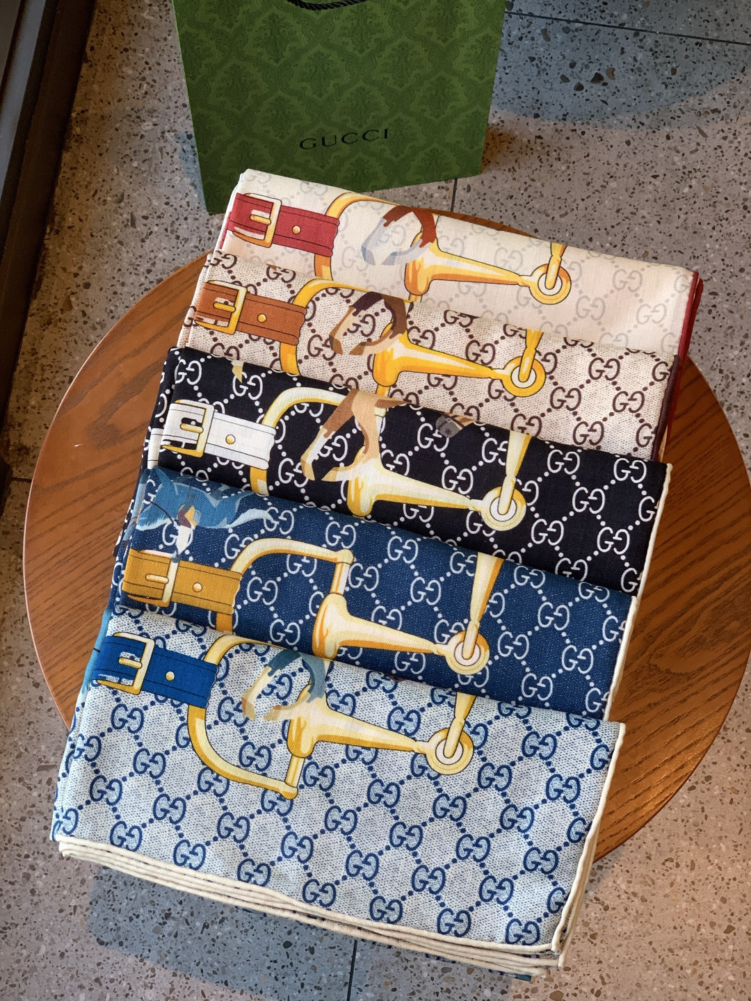 💟Gucci~140双面丝绒披肩马鞍细节和骑马图案以精致色调匠心呈献，意在向品牌与马术世界的深厚渊源致敬