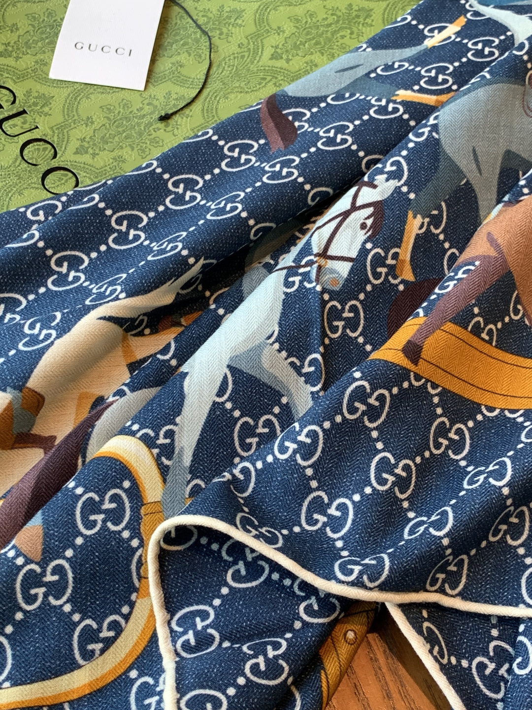 💟Gucci~140双面丝绒披肩马鞍细节和骑马图案以精致色调匠心呈献，意在向品牌与马术世界的深厚渊源致敬