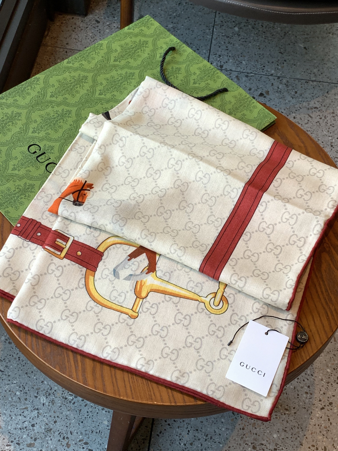 💟Gucci~140双面丝绒披肩马鞍细节和骑马图案以精致色调匠心呈献，意在向品牌与马术世界的深厚渊源致敬