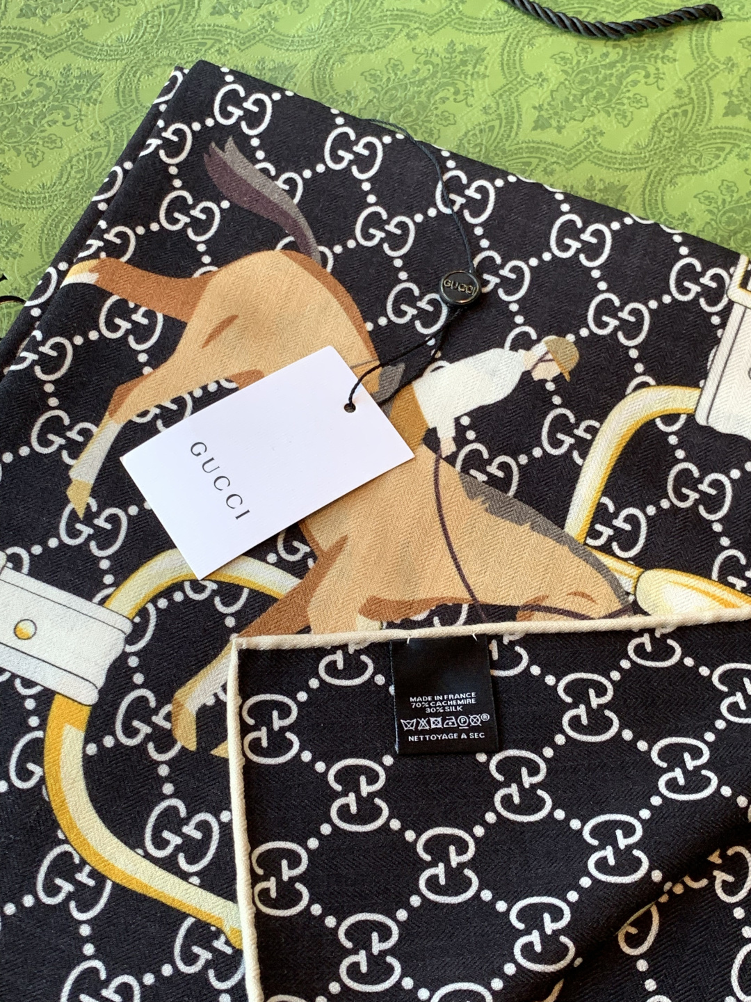 💟Gucci~140双面丝绒披肩马鞍细节和骑马图案以精致色调匠心呈献，意在向品牌与马术世界的深厚渊源致敬