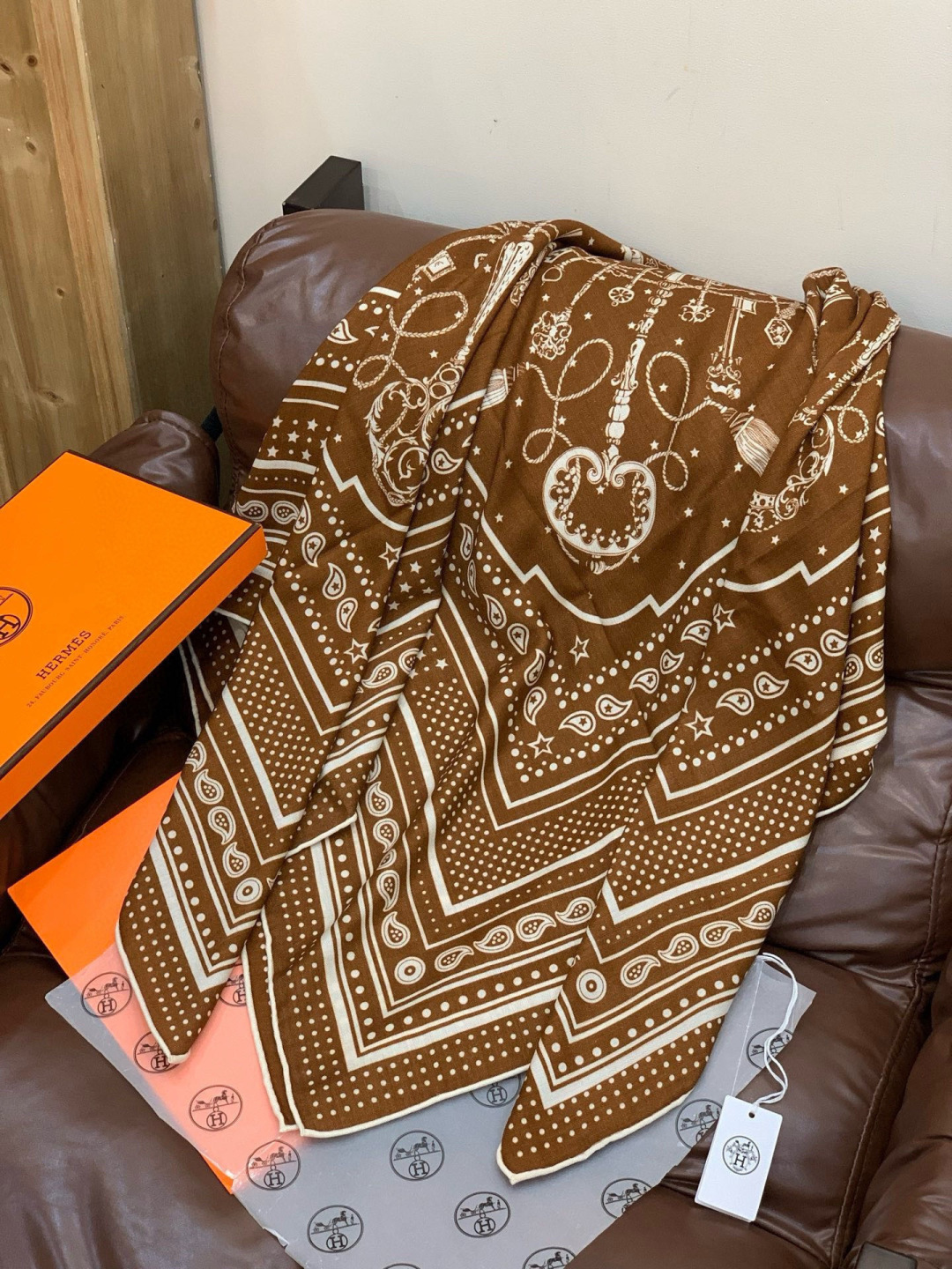 羊绒新款🆕👏👏买了都说好看‼️推荐💕爱马仕双面同色羊绒方巾【双面同色140】，顶级工艺超值‼️爱马仕专柜