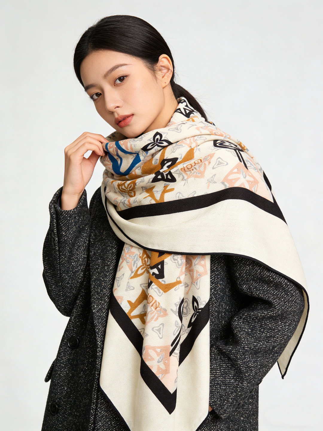 LV x TM 140披肩【140顶级丝绒双面同色披肩】本款L Multicolor披肩出自路易威登与知