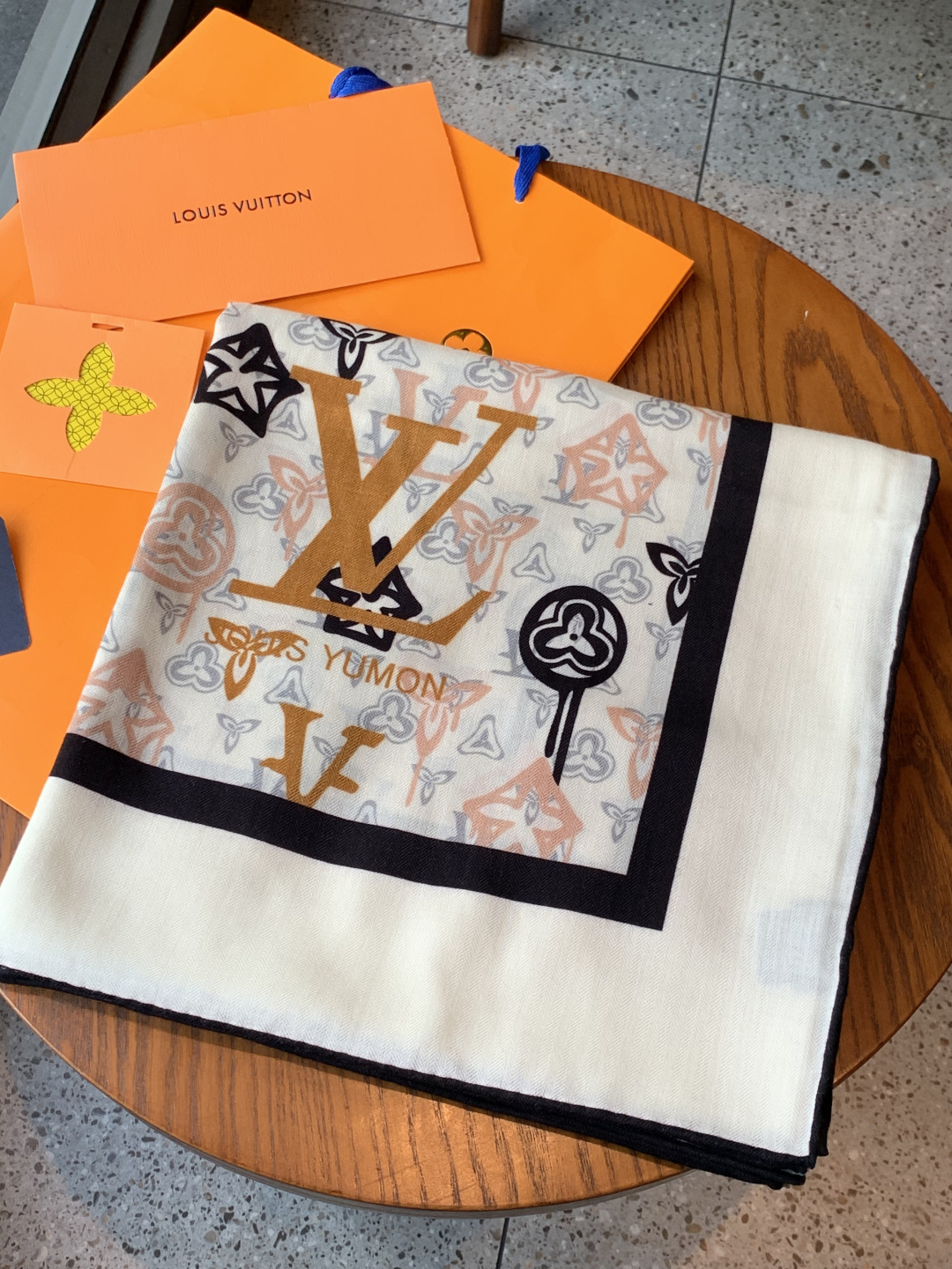 LV x TM 140披肩【140顶级丝绒双面同色披肩】本款L Multicolor披肩出自路易威登与知