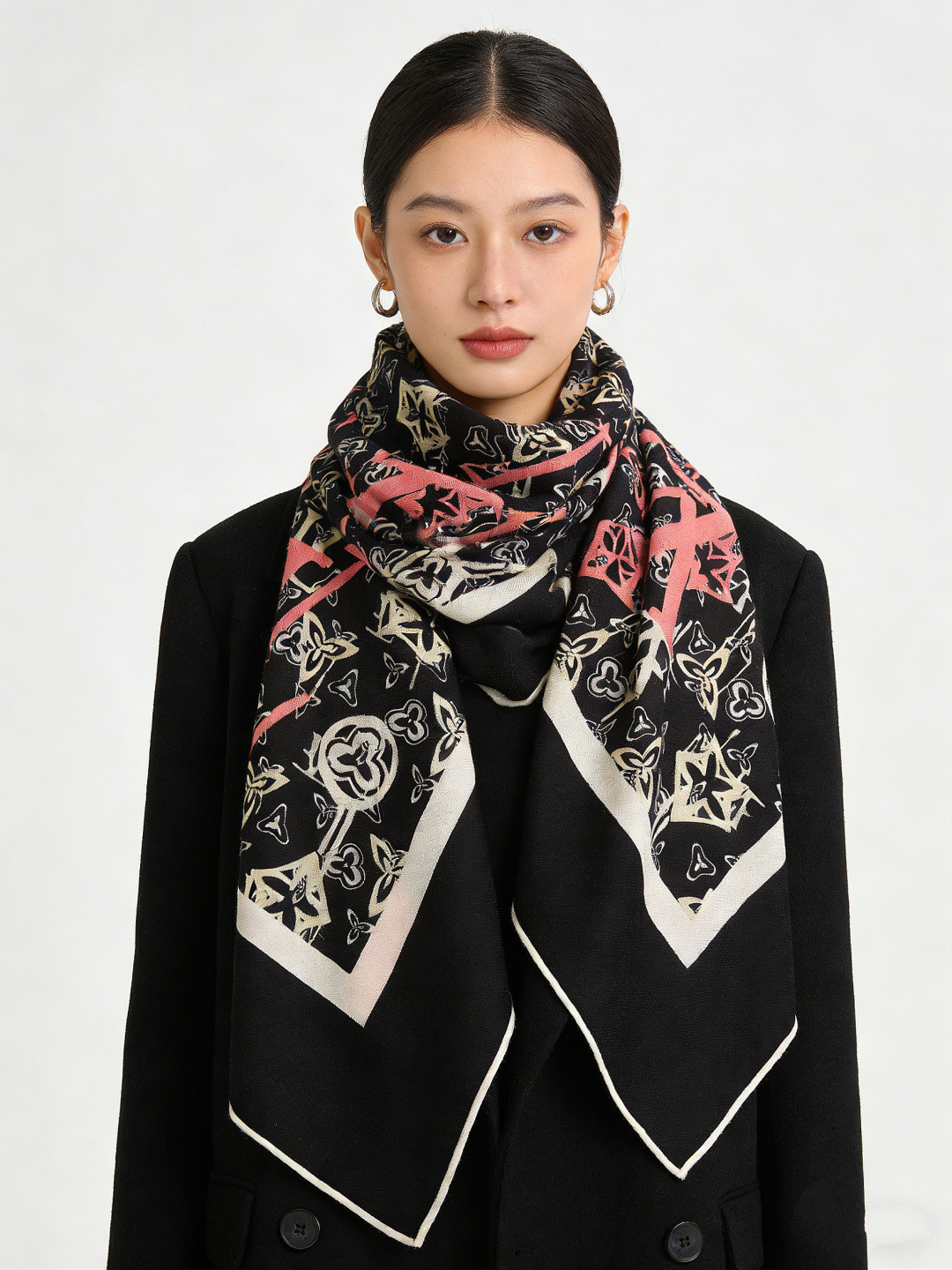 LV x TM 140披肩【140顶级丝绒双面同色披肩】本款L Multicolor披肩出自路易威登与知