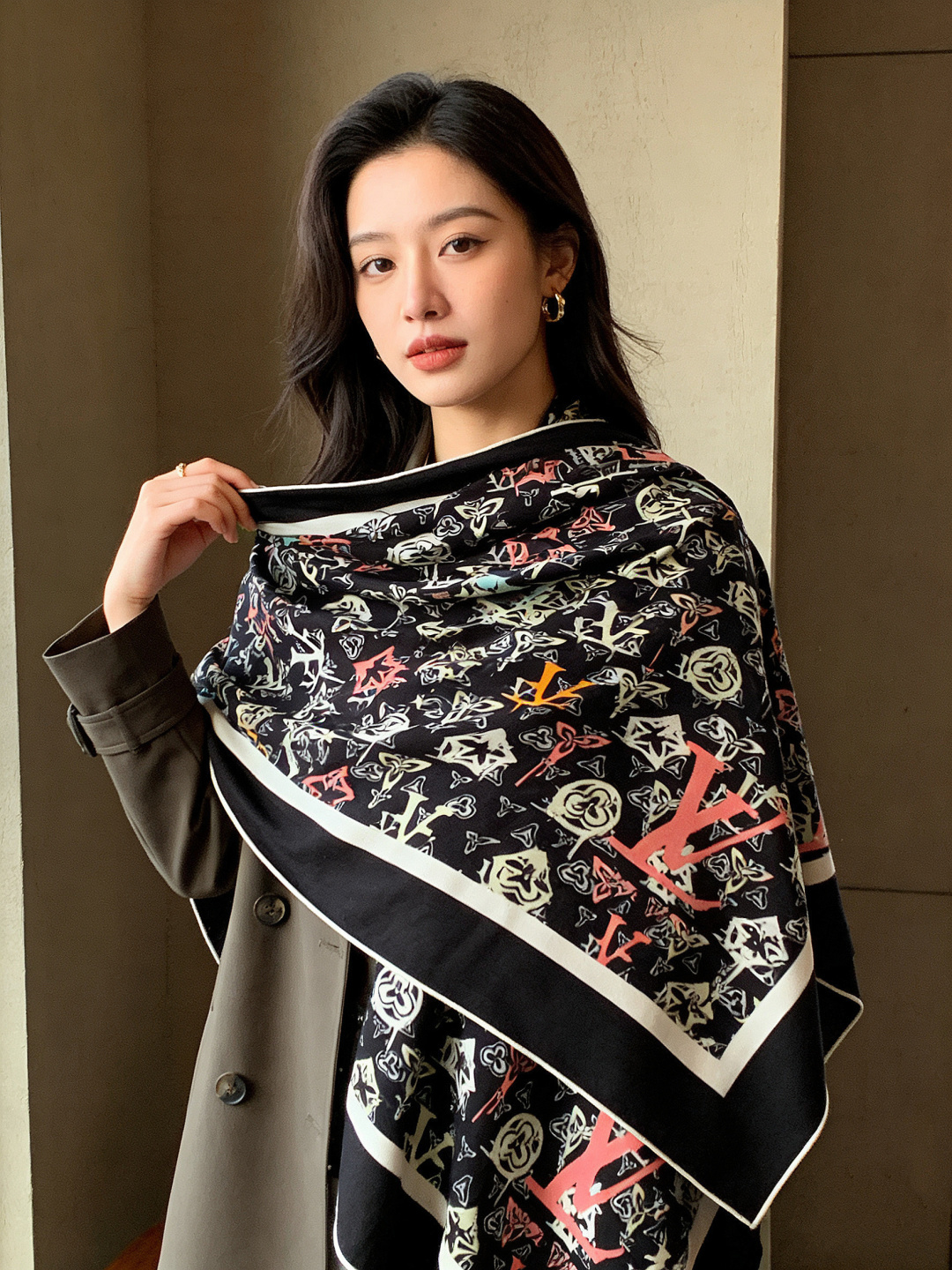 LV x TM 140披肩【140顶级丝绒双面同色披肩】本款L Multicolor披肩出自路易威登与知