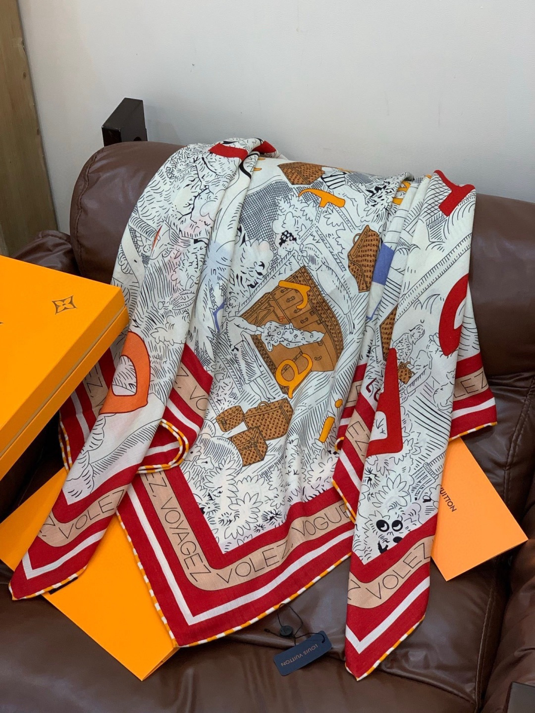 LV x TM 140披肩【140顶级丝绒双面同色披肩】本款L Multicolor披肩出自路易威登与知