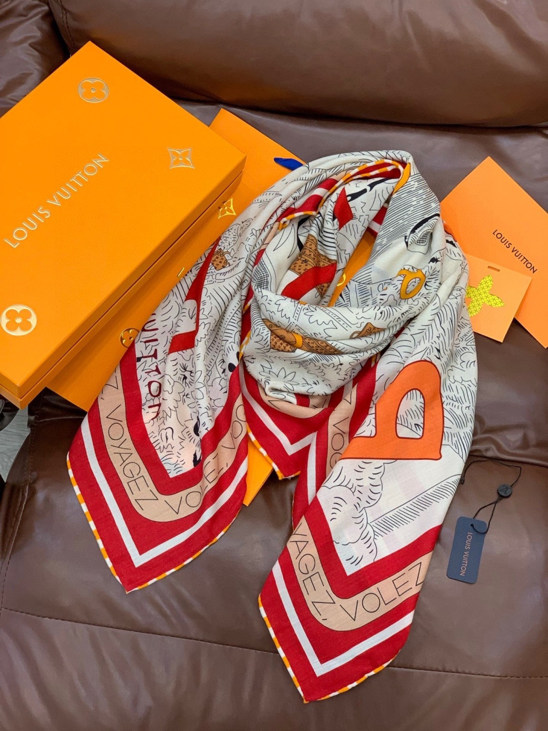 LV x TM 140披肩【140顶级丝绒双面同色披肩】本款L Multicolor披肩出自路易威登与知