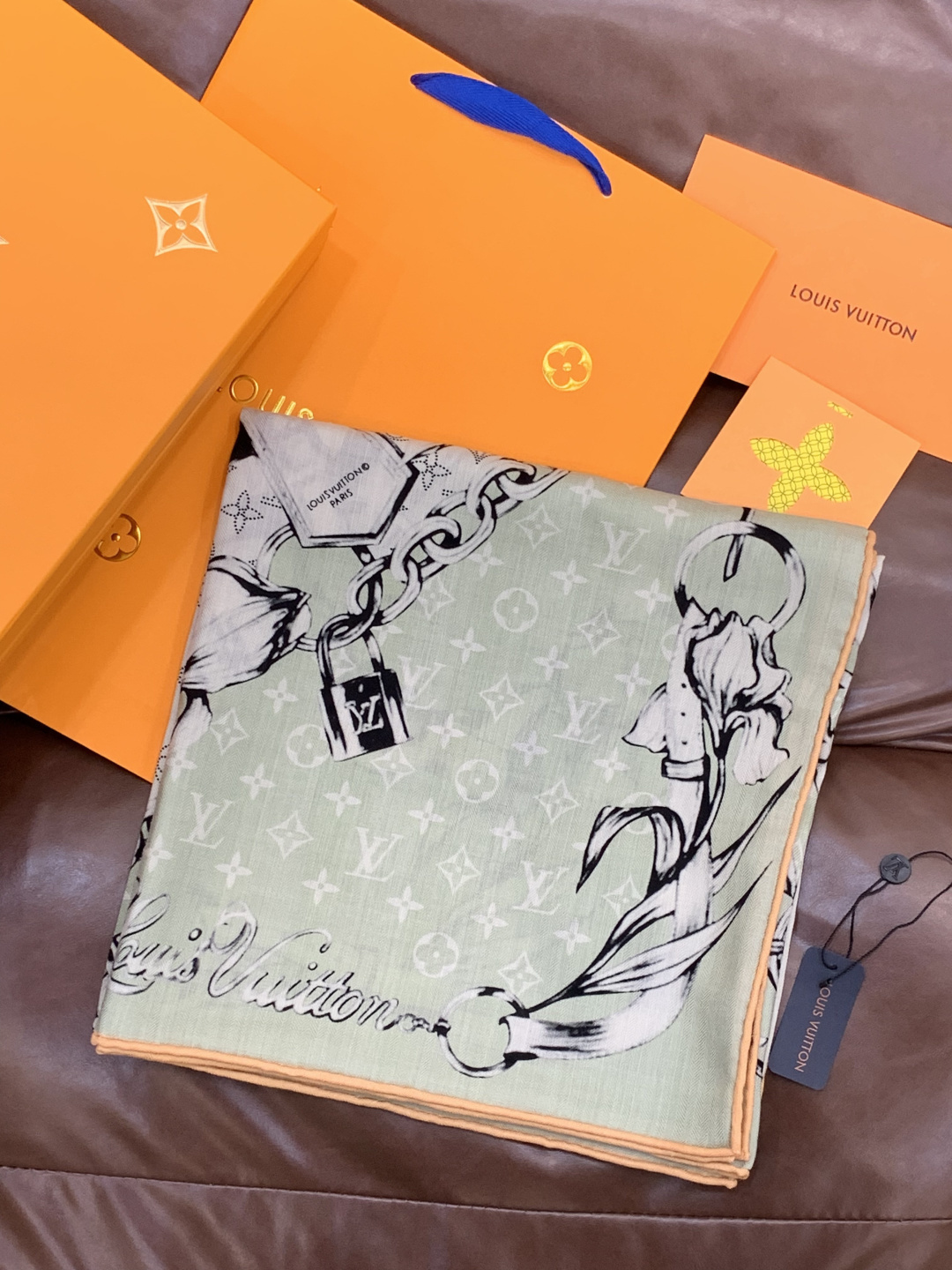 LV x TM 140披肩【140顶级丝绒双面同色披肩】本款L Multicolor披肩出自路易威登与知