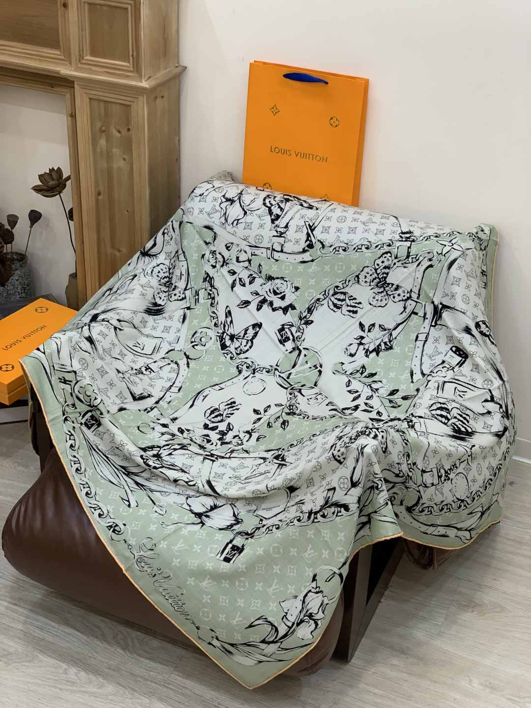 LV x TM 140披肩【140顶级丝绒双面同色披肩】本款L Multicolor披肩出自路易威登与知