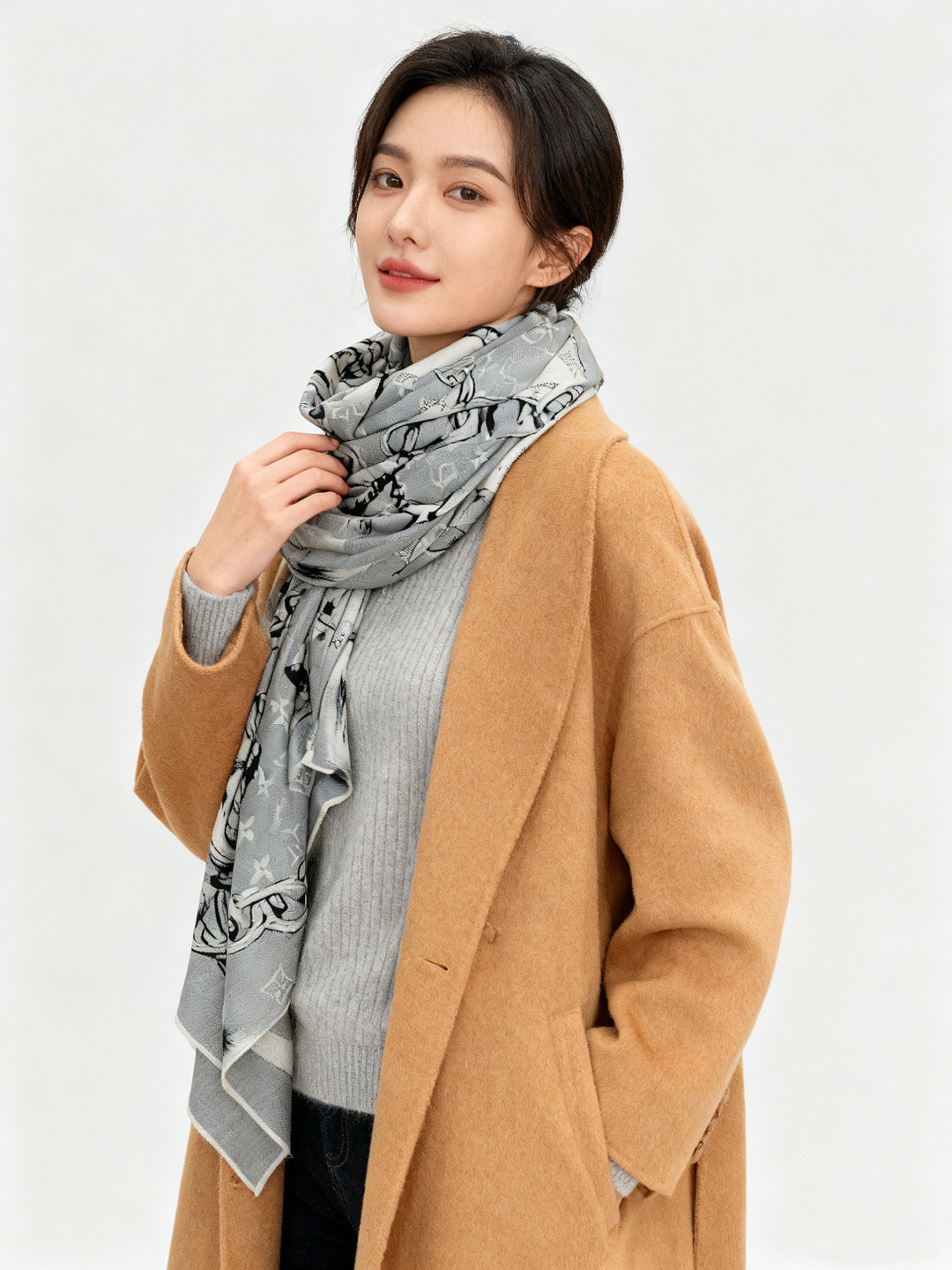 LV x TM 140披肩【140顶级丝绒双面同色披肩】本款L Multicolor披肩出自路易威登与知