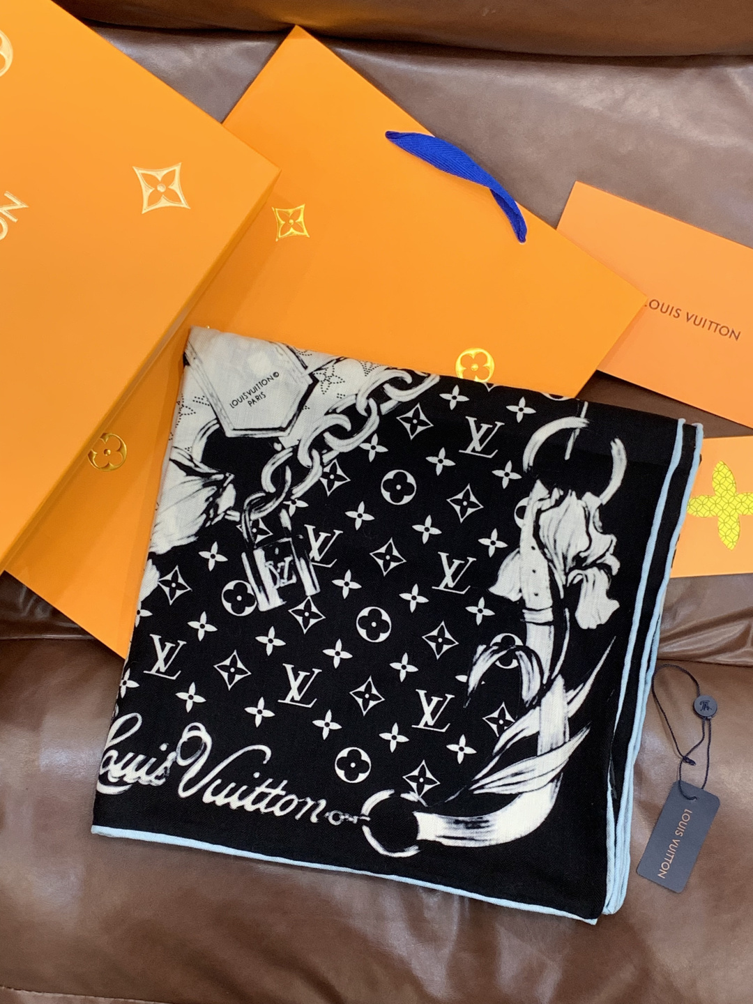 LV x TM 140披肩【140顶级丝绒双面同色披肩】本款L Multicolor披肩出自路易威登与知