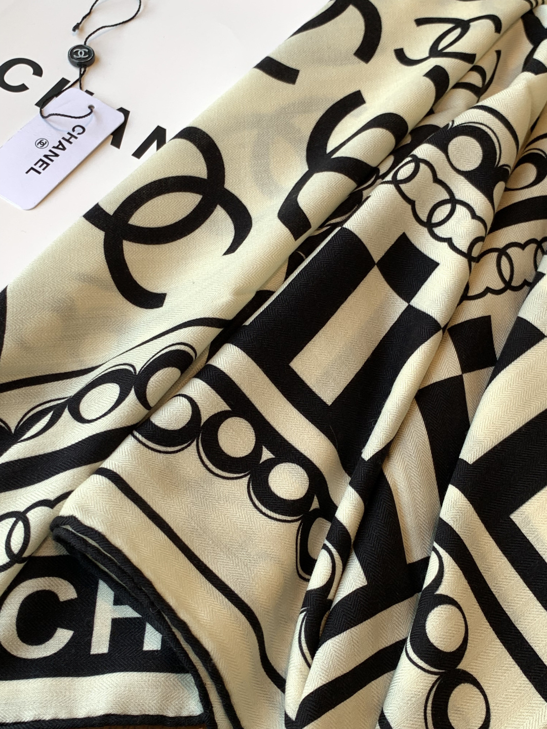 高级成衣系列～Chanel 【140双面同色丝绒披肩】此系列谱写一曲自由轻灵的赞歌本系列作品创新演绎品牌