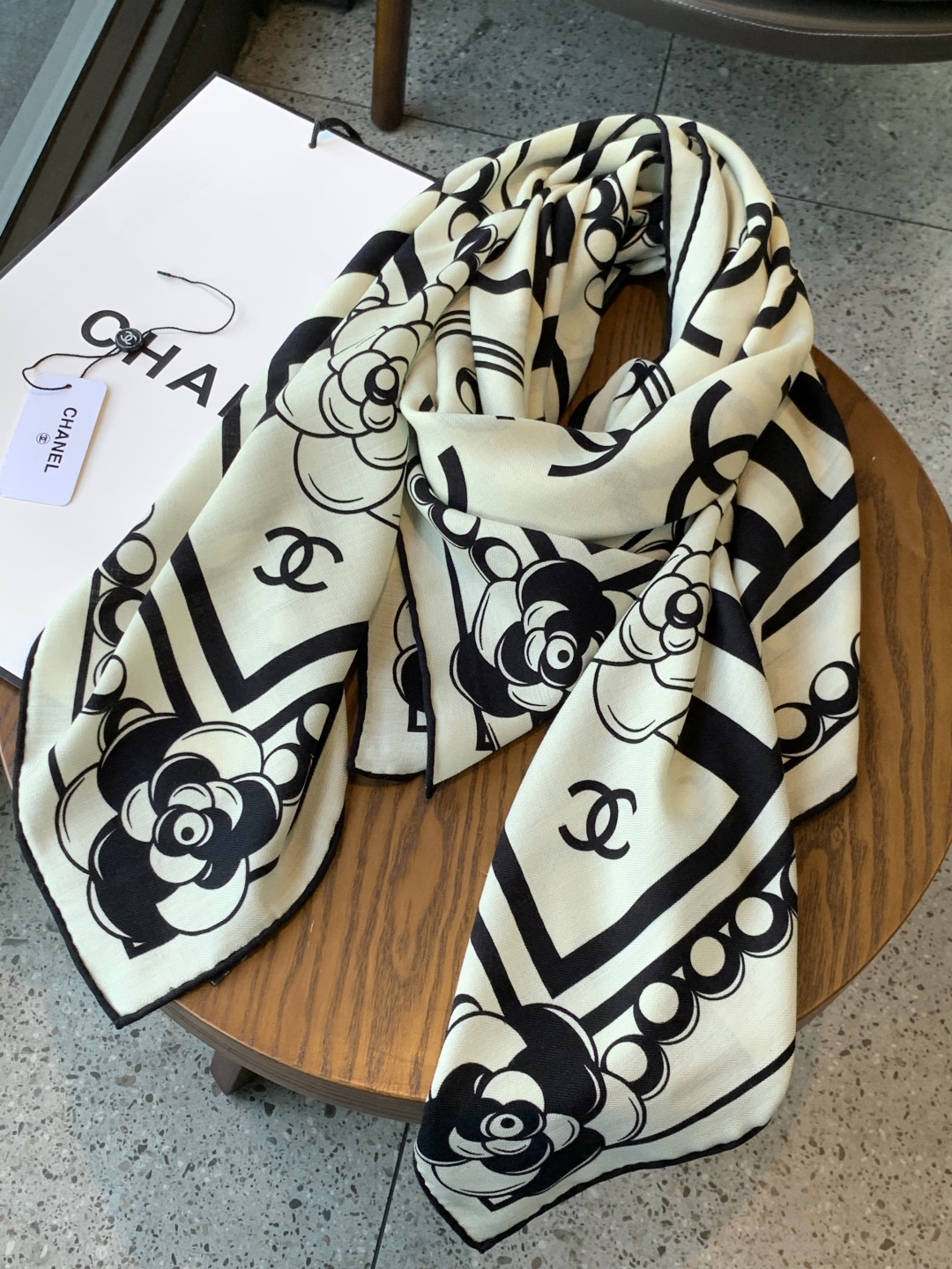 高级成衣系列～Chanel 【140双面同色丝绒披肩】此系列谱写一曲自由轻灵的赞歌本系列作品创新演绎品牌