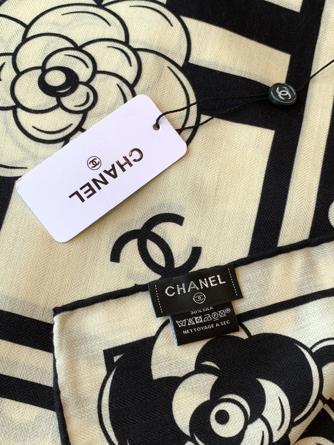 高级成衣系列～Chanel 【140双面同色丝绒披肩】此系列谱写一曲自由轻灵的赞歌本系列作品创新演绎品牌