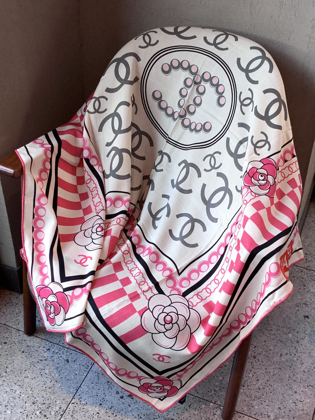 高级成衣系列～Chanel 【140双面同色丝绒披肩】此系列谱写一曲自由轻灵的赞歌本系列作品创新演绎品牌