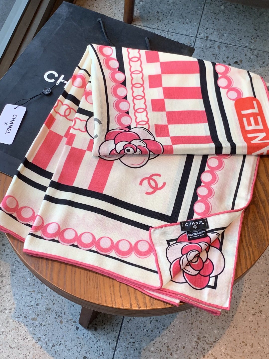 高级成衣系列～Chanel 【140双面同色丝绒披肩】此系列谱写一曲自由轻灵的赞歌本系列作品创新演绎品牌