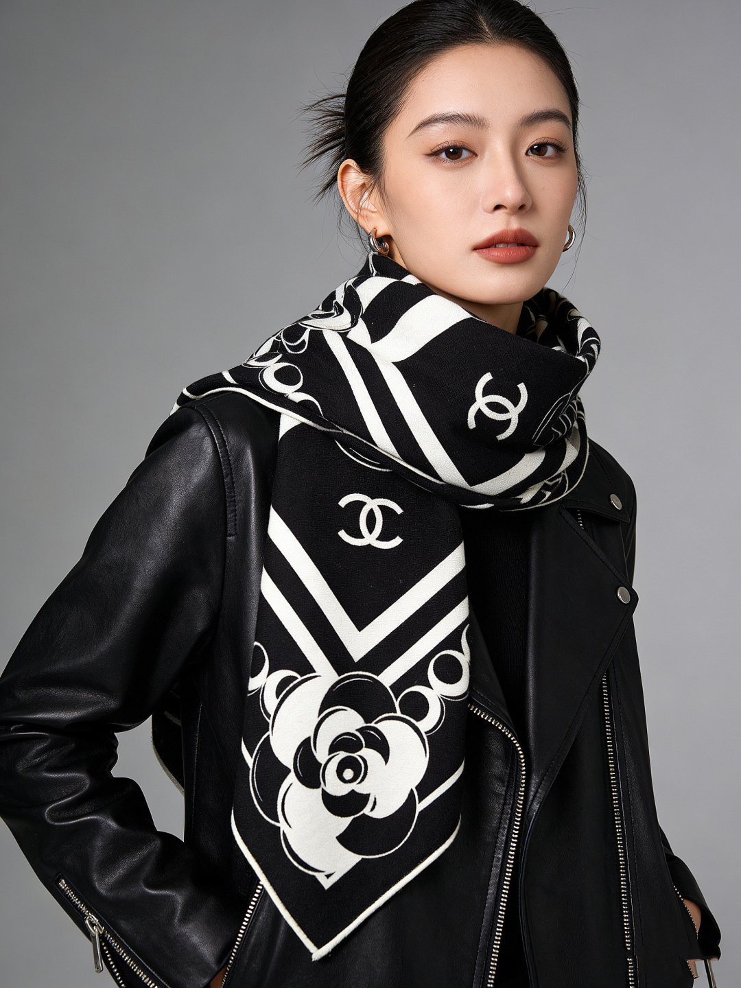 高级成衣系列～Chanel 【140双面同色丝绒披肩】此系列谱写一曲自由轻灵的赞歌本系列作品创新演绎品牌