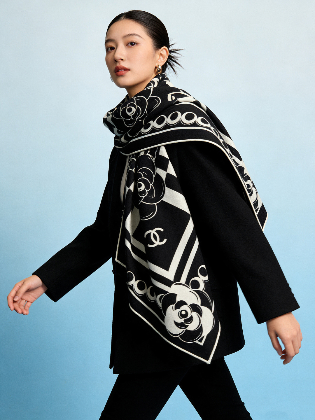 高级成衣系列～Chanel 【140双面同色丝绒披肩】此系列谱写一曲自由轻灵的赞歌本系列作品创新演绎品牌