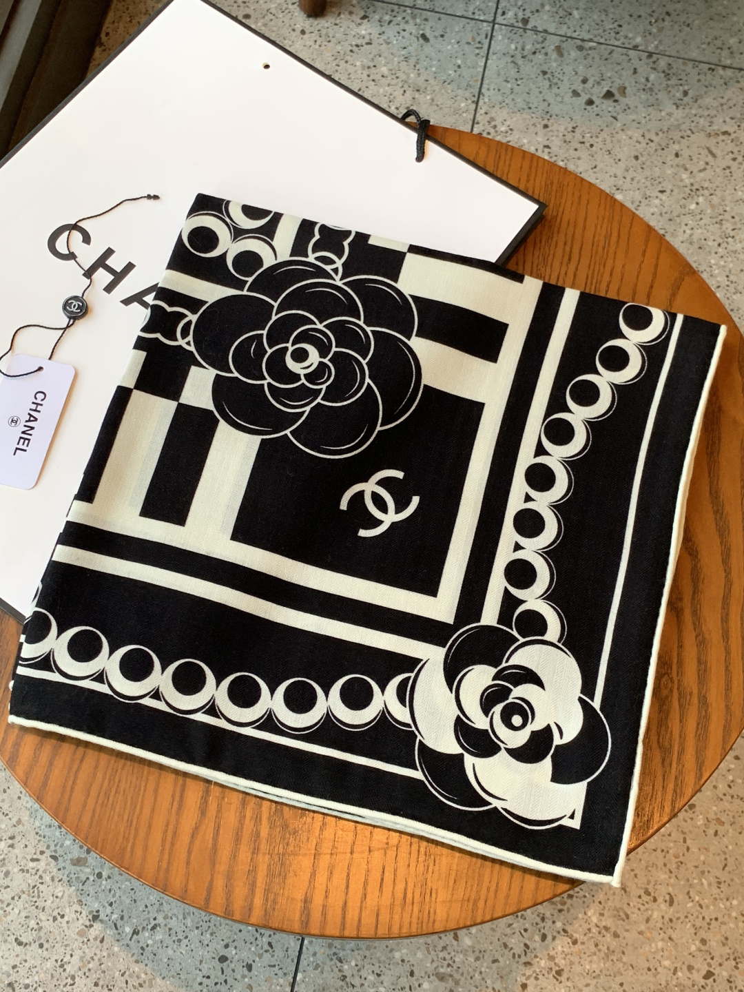 高级成衣系列～Chanel 【140双面同色丝绒披肩】此系列谱写一曲自由轻灵的赞歌本系列作品创新演绎品牌