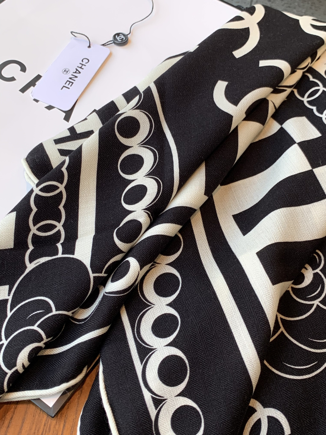 高级成衣系列～Chanel 【140双面同色丝绒披肩】此系列谱写一曲自由轻灵的赞歌本系列作品创新演绎品牌