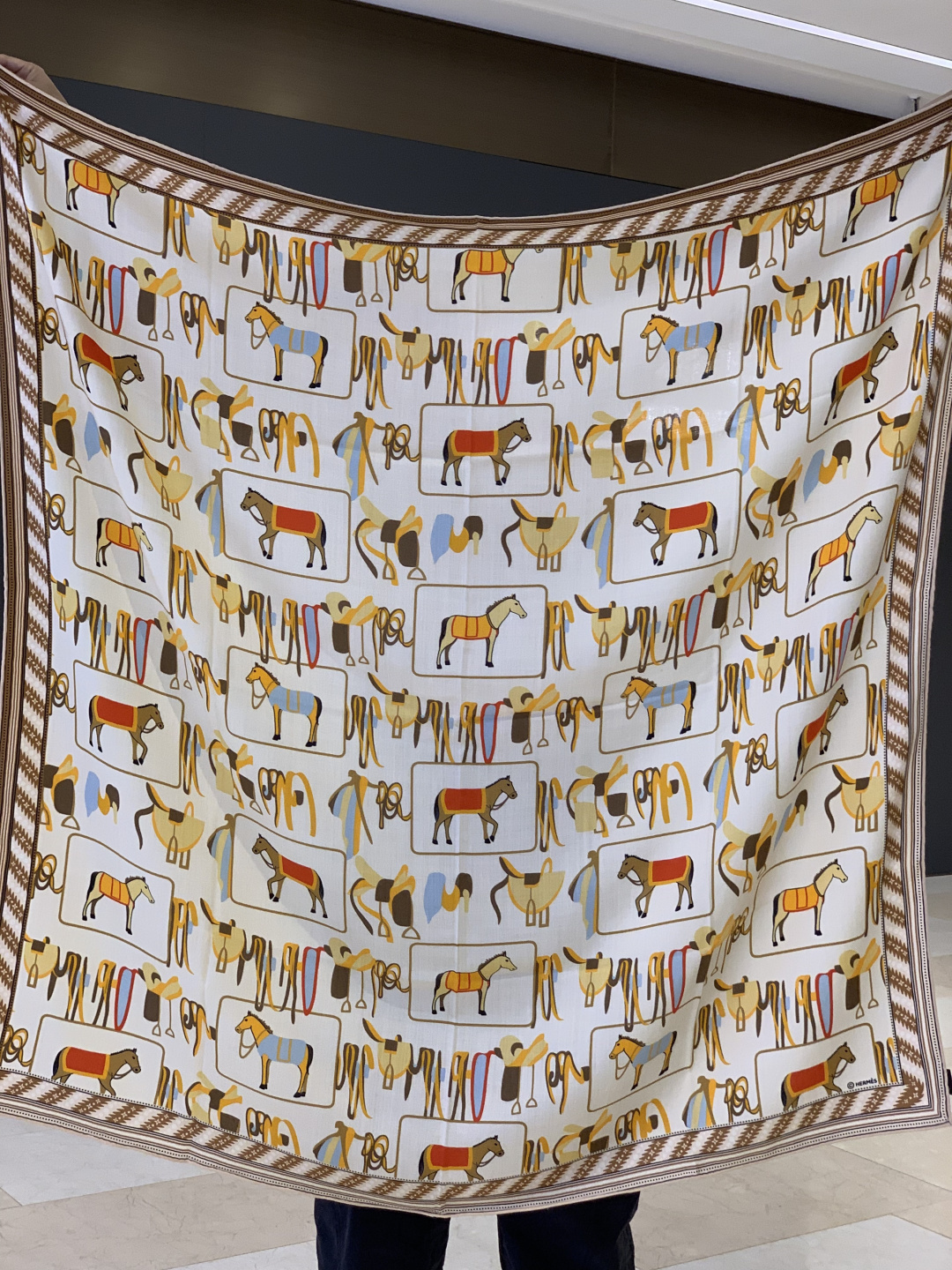 ✨✨【双面同色 丝绒款】H家羊绒新款 买了都说好看‼️推荐💕【骏马披挂 140】羊绒方巾‼️H家ZG爆款