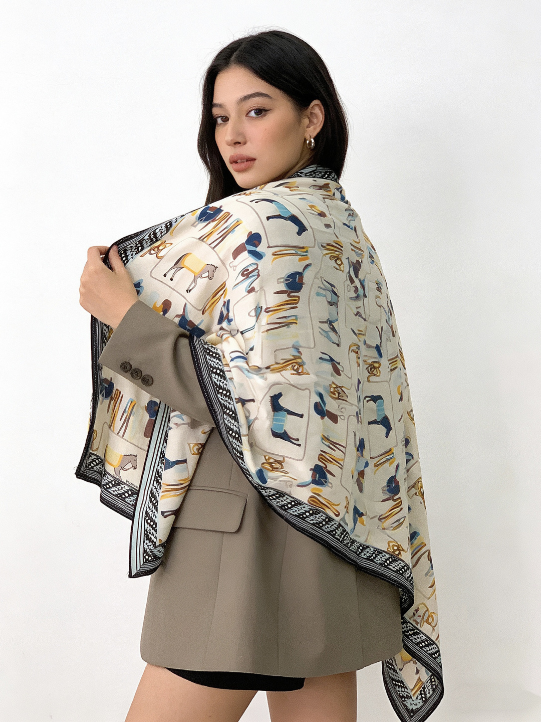 ✨✨【双面同色 丝绒款】H家羊绒新款 买了都说好看‼️推荐💕【骏马披挂 140】羊绒方巾‼️H家ZG爆款