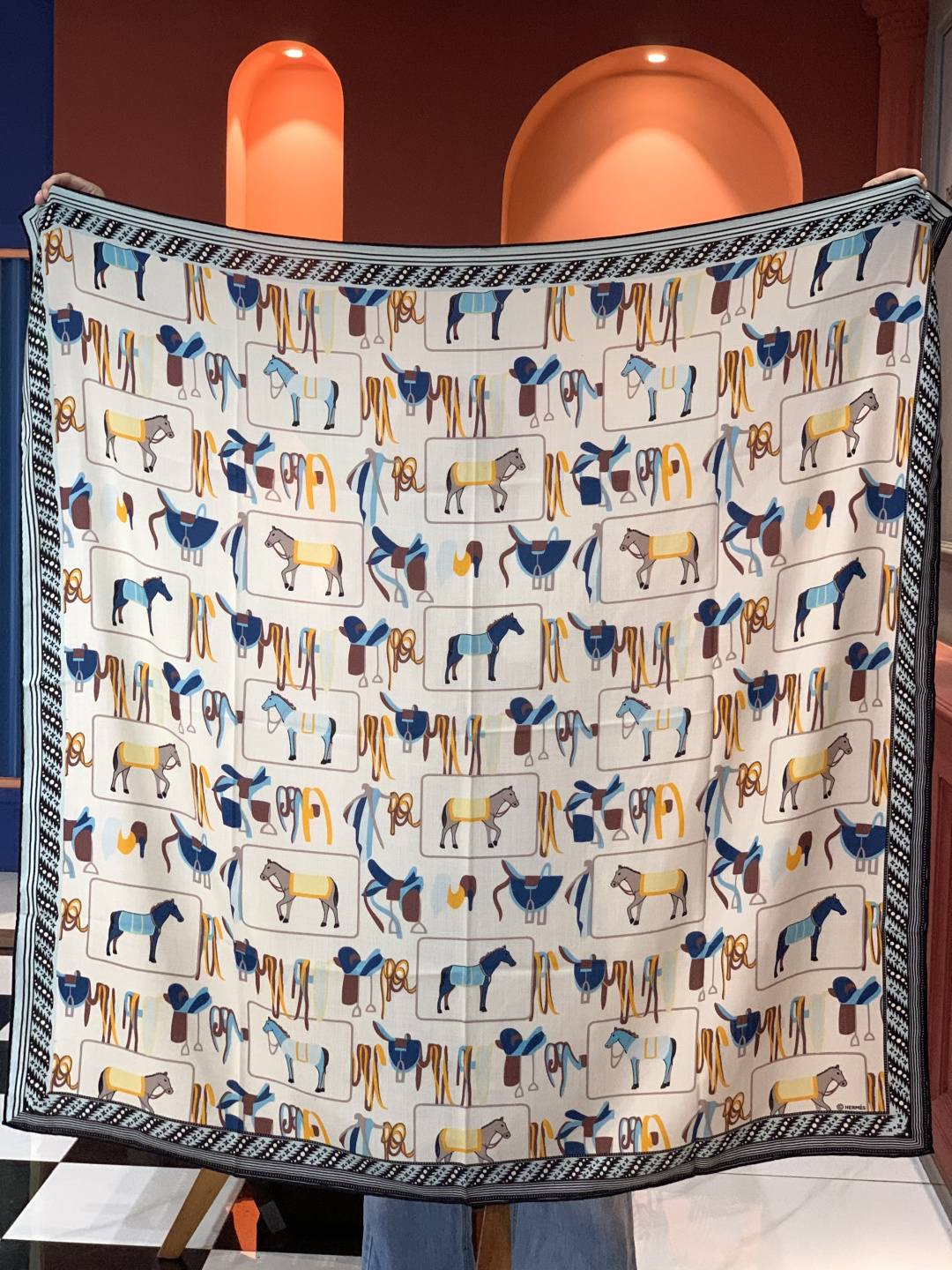 ✨✨【双面同色 丝绒款】H家羊绒新款 买了都说好看‼️推荐💕【骏马披挂 140】羊绒方巾‼️H家ZG爆款