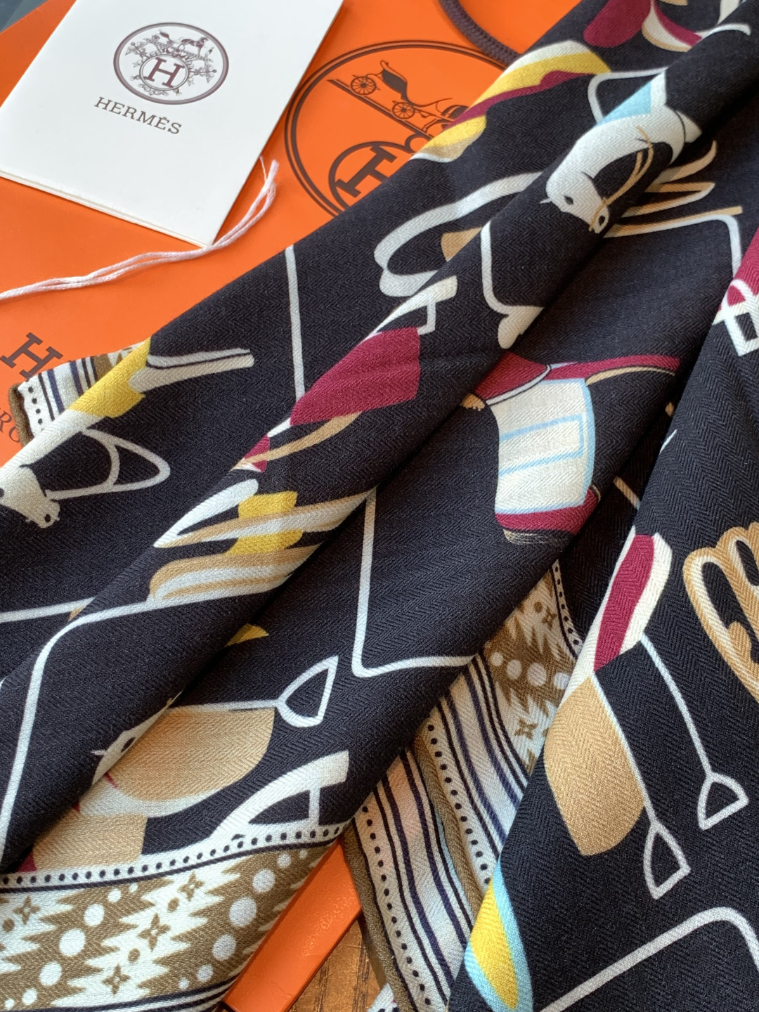 ✨✨【双面同色 丝绒款】H家羊绒新款 买了都说好看‼️推荐💕【骏马披挂 140】羊绒方巾‼️H家ZG爆款