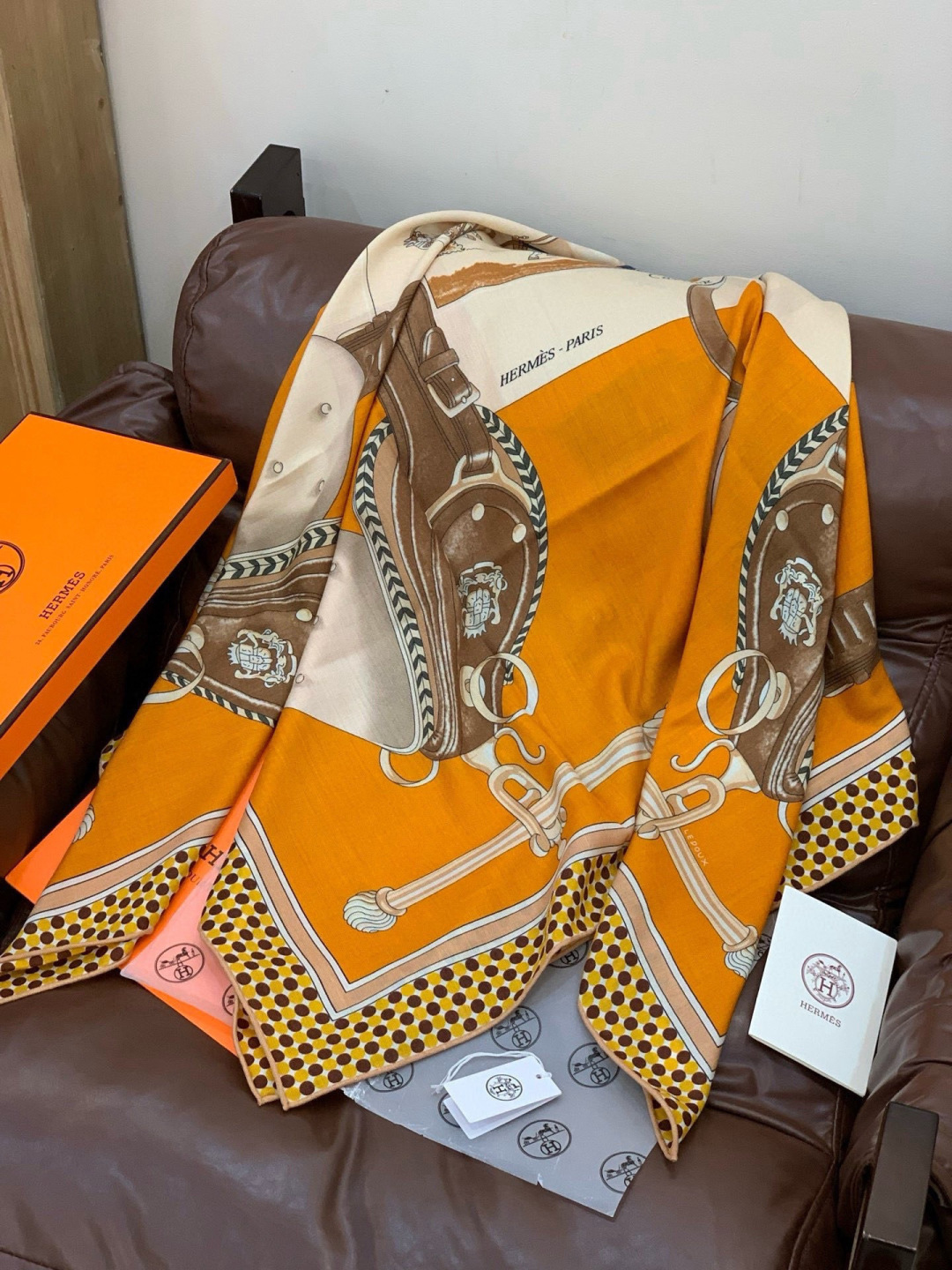 【140顶级丝羊绒双面同色披肩『骏马之城』！！超级气质！！】不仅美有其表，更有好品质与好细节的出彩内质！