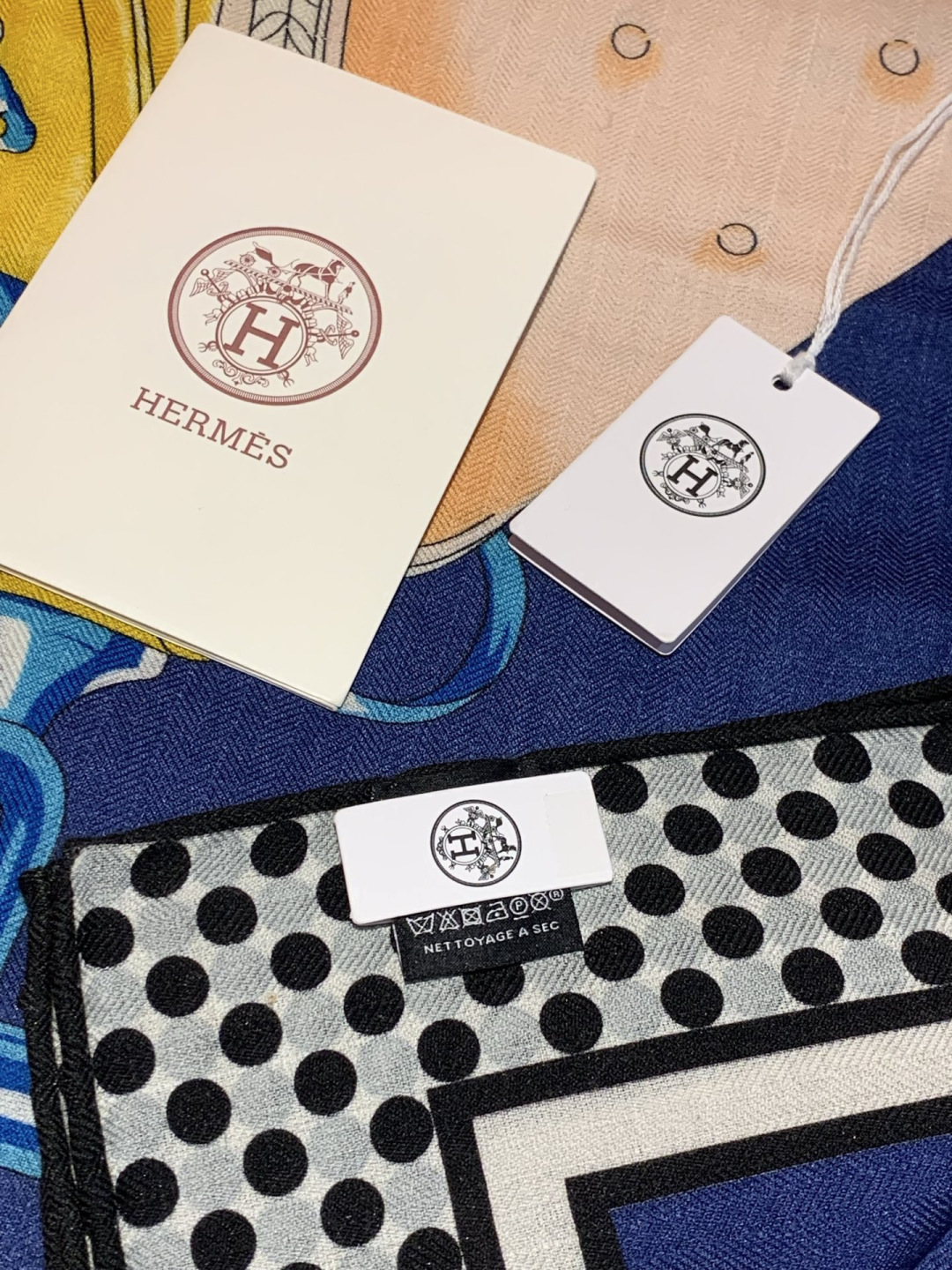 【140顶级丝羊绒双面同色披肩『骏马之城』！！超级气质！！】不仅美有其表，更有好品质与好细节的出彩内质！