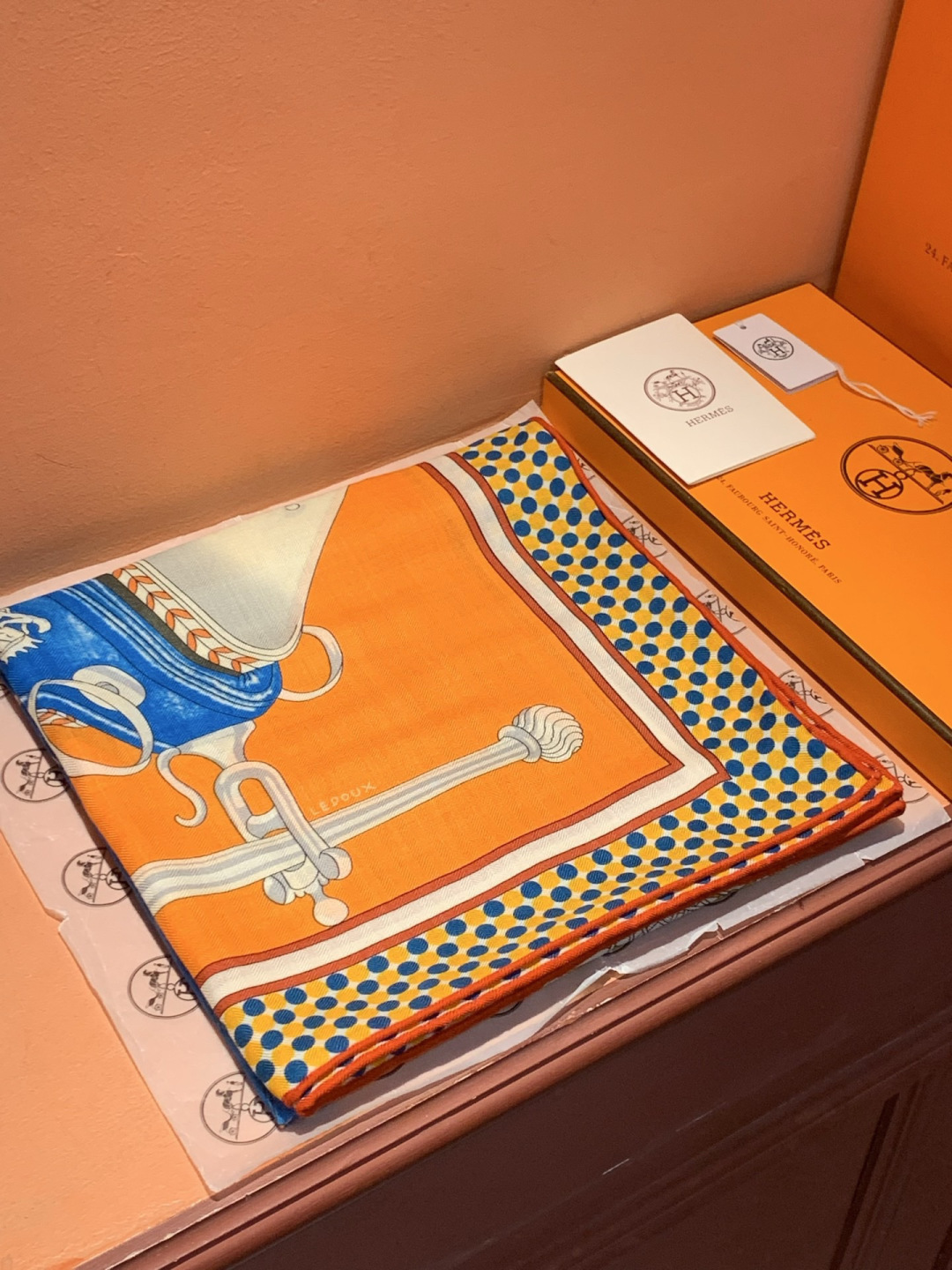 【140顶级丝羊绒双面同色披肩『骏马之城』！！超级气质！！】不仅美有其表，更有好品质与好细节的出彩内质！